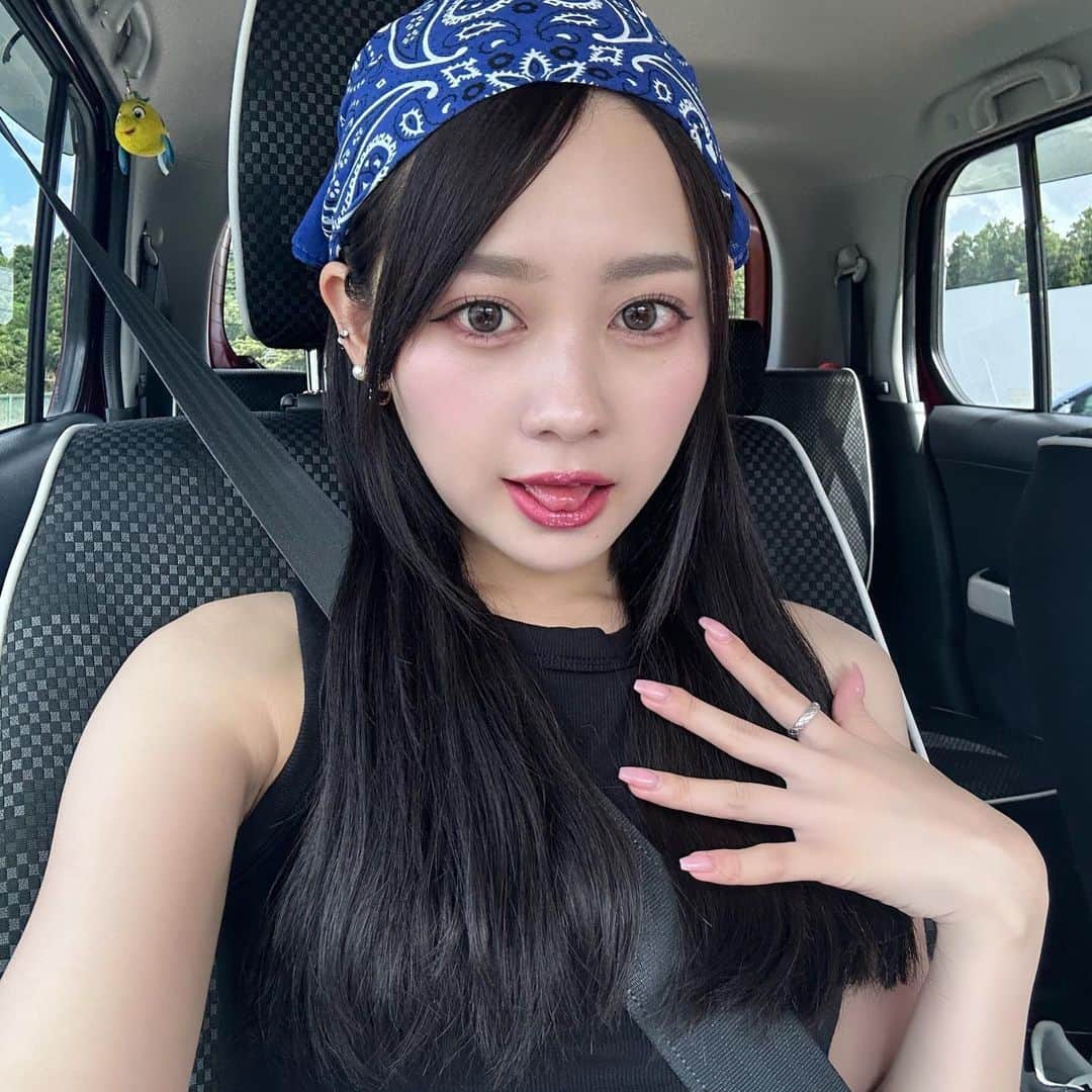ユリナのインスタグラム：「バンダナ女さん🦋💙」