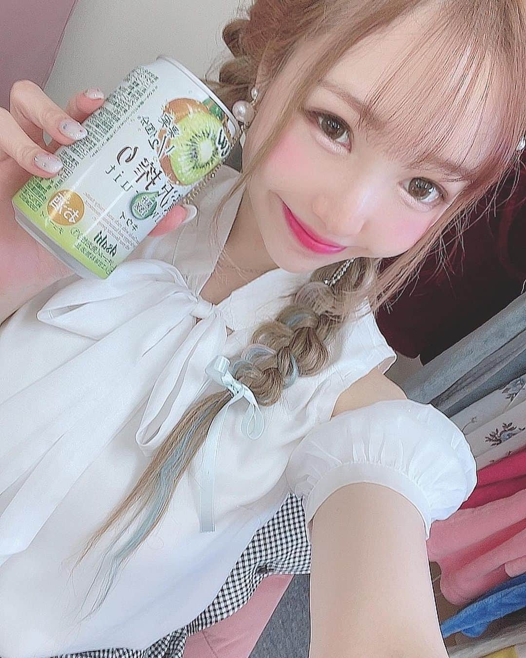 のインスタグラム：「撮影合間も酒💓💭  9%未満はノンアル💓」