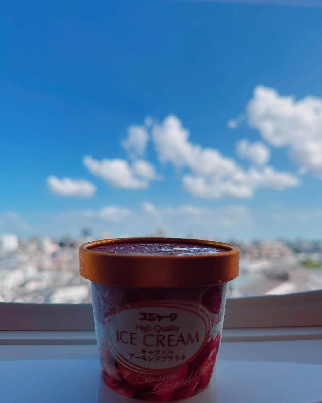 小柳ゆきのインスタグラム：「暑いなぁ夏ですね。 名古屋に向かってます。  お盆休み。 皆様も暑さにお気をつけくださいね。  明日明後日は 宝くじ文化公演「森麻季＆小柳ゆき スペシャルライブ」  瀬戸市と小牧市で開催です。 とても楽しみです😊」