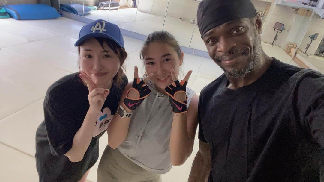 ベルナール・アッカさんのインスタグラム写真 - (ベルナール・アッカInstagram)「『今日は文句言わないよ！！鼻歌歌いながらやるの目標！！！』 . . １０分後には文句言ってた😇何が鼻歌だよ😇😇 なんとか流れ掴めたのか先週よりディフェンス加わってもスムーズに出来た気がする😻🥊 思い返すとめっちゃ楽しかった🩷(その時は地獄) . 途中で流れた友達の曲テンション上がった🎵 『I’m a Gangsta』🔥 🏋🏽‍♀️最後の筋トレタイム🏋🏽‍♀️ 私のへなちょこ貧弱プッシュアップご覧下さい。 マジで１番苦手。これ以上深く下がんない😇 . #攻撃は最大の防御  #深い #ウィービング好き」8月10日 16時10分 - bernard.ackah
