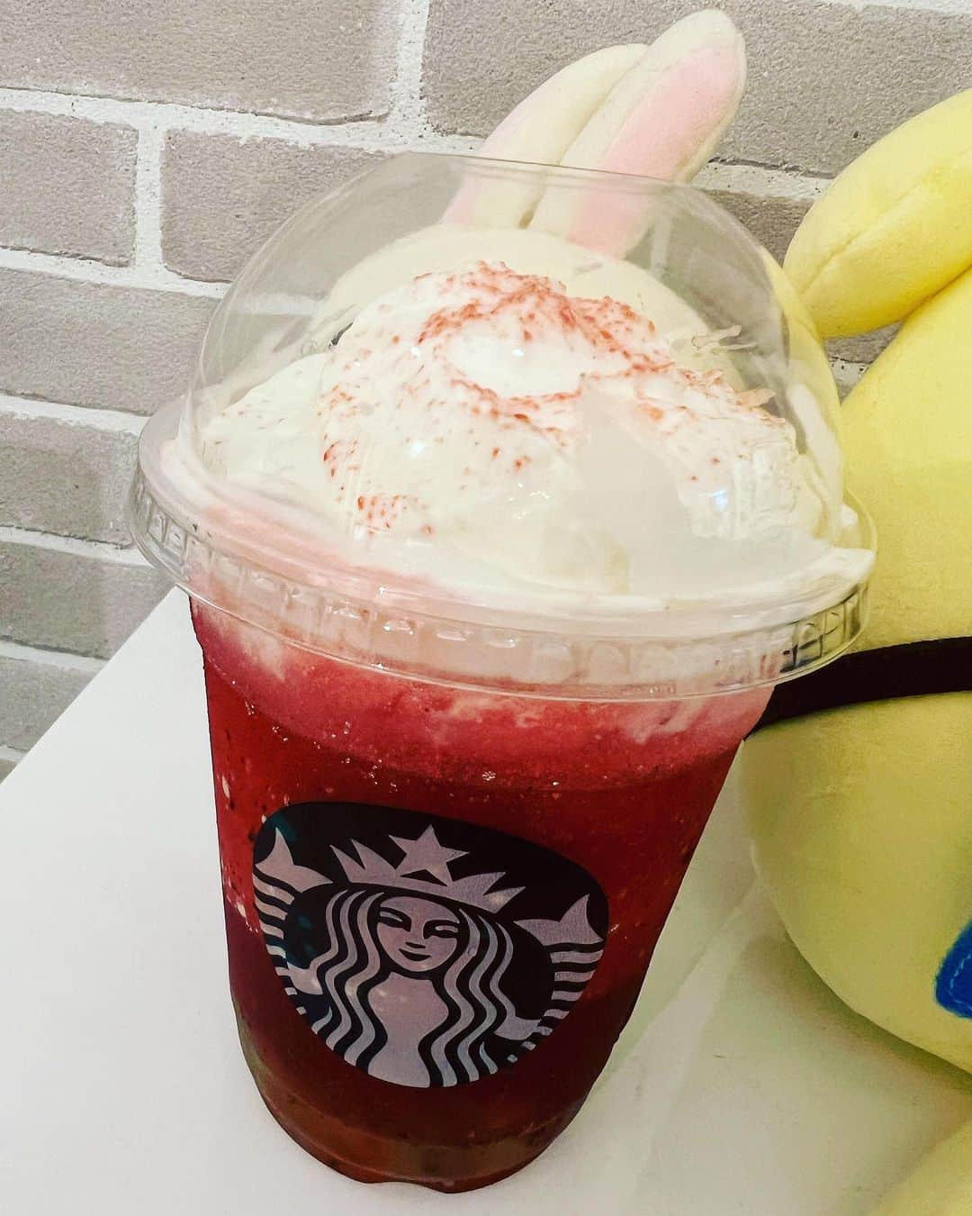 桜咲千依のインスタグラム：「スタバのスイカ行ってきた🍉 さっぱりしてて美味しかった～✨ 最近フルーツのたくさん出て嬉しいなぁ(´˘`＊)♡」