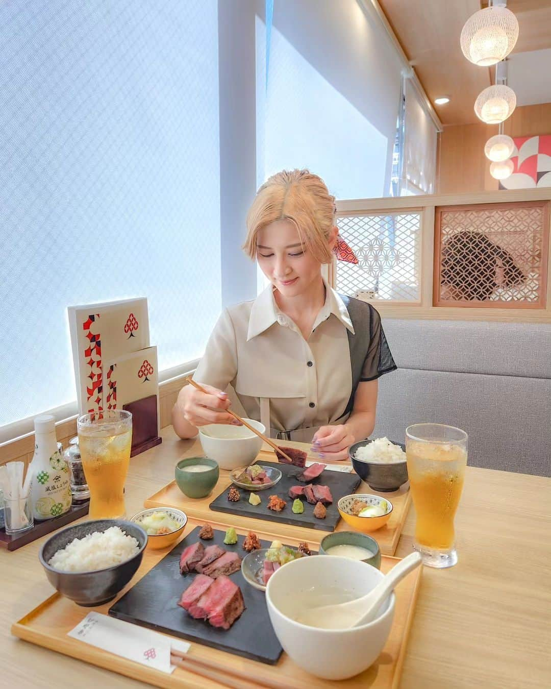 Hairmake Shinoさんのインスタグラム写真 - (Hairmake ShinoInstagram)「😋🍴💕  先月openしたばかりの 「牛タンけやき」を訪ね @gyutan_keyaki 久しぶりに麻布十番へ𓂃𓈒𓏸  焼き肉屋さんでもリピートオーダーしてしまう牛タン🥢  今回のメニューは、 『超極厚切り牛タン三種盛り定食』  そのままでも十分美味しいけど、五種類の薬味をつけて味変しながら食べ比べするのも◎  内装もカフェのような雰囲気だから１人ランチでも良さそう😊  #麻布十番グルメ #厚切り牛タン #麻布十番ランチ #牛タンけやき #仙台牛タン #麻布十番 #麻布十番牛タン #港区ランチ pr #港区グルメ #東京女子部  #東京グルメ #おいしいごはん」8月10日 16時13分 - hairmakeshino