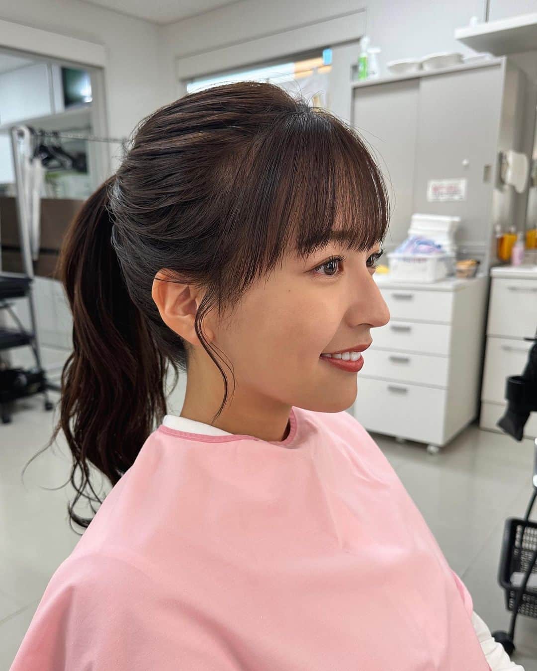 山崎香佳さんのインスタグラム写真 - (山崎香佳Instagram)「今日は #よんチャンtv のロケ🏃‍♀️  連日の猛暑日＋食べるロケのため、アップスタイルにしていただきました！  多毛で扱いにくい髪の毛をいつもアレンジしてくださるメイクさんの神技！ ありがとうございます🙇‍♀️（今日の担当はMBSアナウンサーのYouTubeチャンネルにも出ていただいた方です☺︎）  最近切った前髪もいい感じで、気分上々！頑張ります！☀」8月10日 16時17分 - kyokayamasaki_