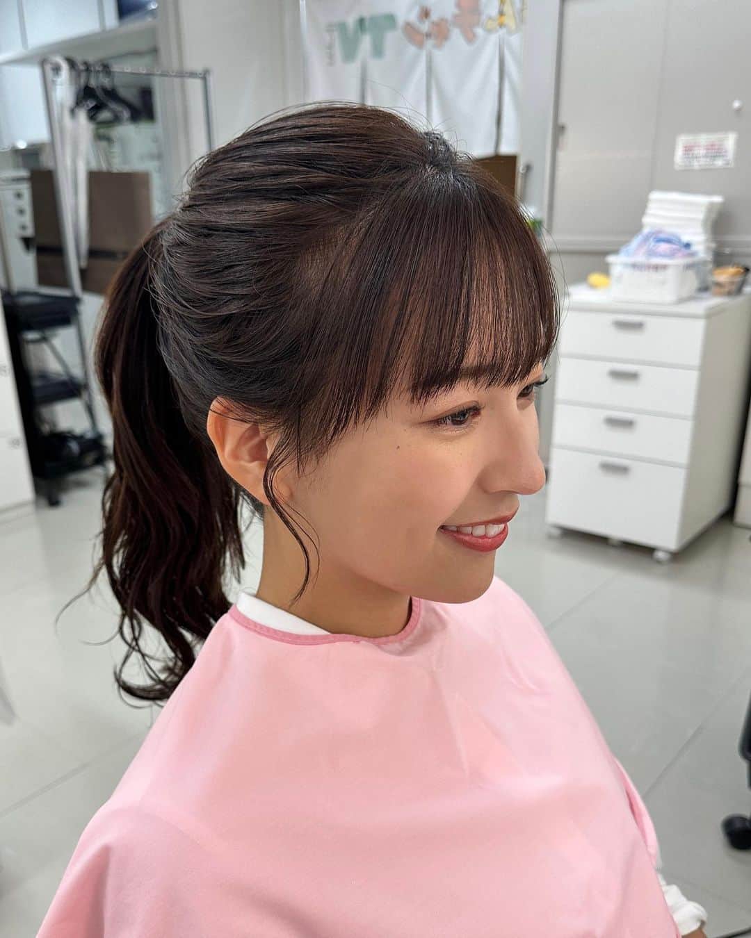 山崎香佳さんのインスタグラム写真 - (山崎香佳Instagram)「今日は #よんチャンtv のロケ🏃‍♀️  連日の猛暑日＋食べるロケのため、アップスタイルにしていただきました！  多毛で扱いにくい髪の毛をいつもアレンジしてくださるメイクさんの神技！ ありがとうございます🙇‍♀️（今日の担当はMBSアナウンサーのYouTubeチャンネルにも出ていただいた方です☺︎）  最近切った前髪もいい感じで、気分上々！頑張ります！☀」8月10日 16時17分 - kyokayamasaki_