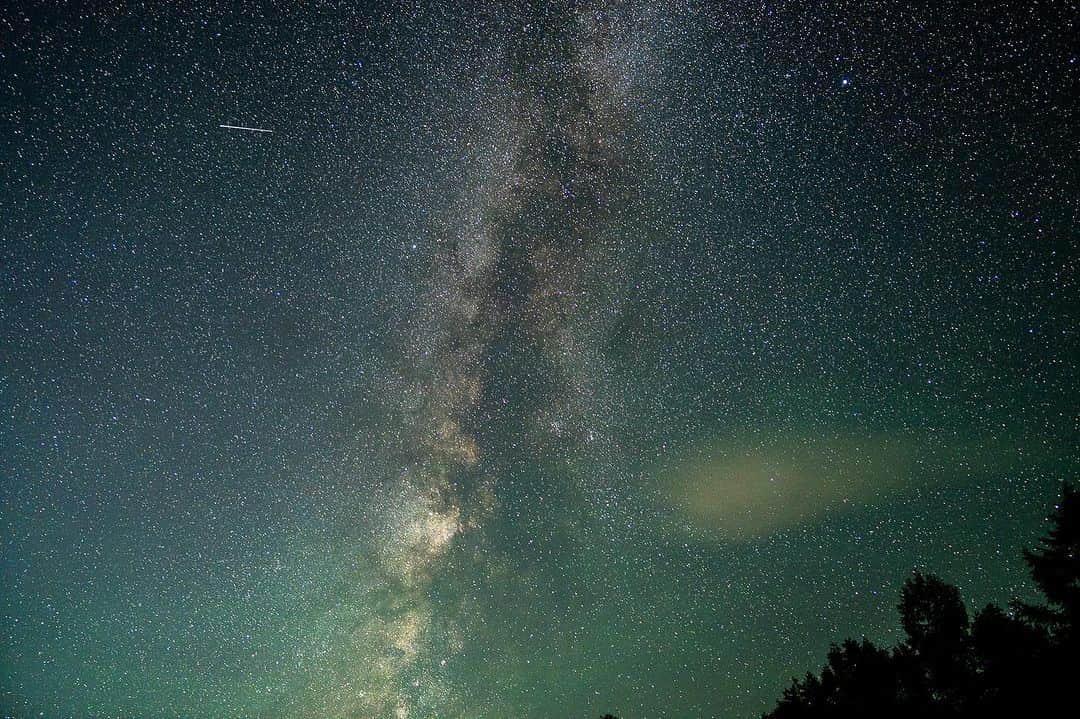 山人のインスタグラム：「もうすぐペルセウス座流星群のようです。 真夏の星空は綺麗ですよね〜✨ 山人の天上もこんな感じです😊 ご宿泊の際は駐車場の方へ出て見てみましょう〜😆  #山人 #西和賀 #岩手 #岩手県 #花巻温泉 #大沢温泉 #鉛温泉 #いくぜ東北 #東北グルメ巡り #東北グルメ #東北旅行 #温泉旅行 #地域活性化 #まちづくり #まちおこし #田舎暮らし #地域おこし協力隊 #nishiwaga_colors #nishiwaga_black  #天の川 #milkyway #星野写真 #流れ星 #流星群」