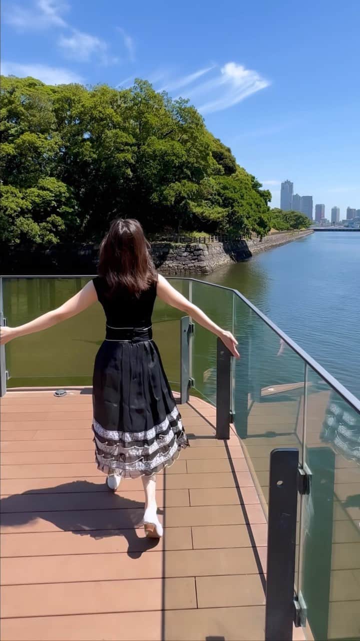 黒川智花のインスタグラム：「♡ 都心の水辺スポットをお散歩😚☀️ ▫️ #日焼け止めはバッチリ👌」