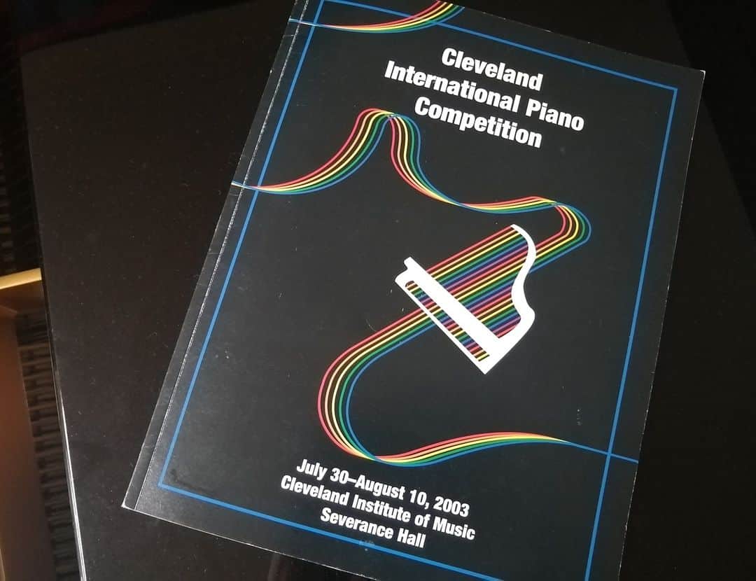 福間洸太朗さんのインスタグラム写真 - (福間洸太朗Instagram)「Exactly 20 years ago today, my life changed tremendously by receiving this honorable award.I am very grateful to the Cleveland International Piano Competition for giving me the opportunity to debut as a pianist and opening many doors.  Today, I want to share my story hidden behind the result of the competition. There was a big article in the local newspaper the day after the competition's end, and the critic apparently wasn't convinced with the result and criticized my immature playing. I was shocked and sad to read it. Also, as a part of the reward, I was going to work with an agent in USA for several years, and at the first meeting with my new agent, I was asked about my concerto repertoire, and I honestly named five concertos I had studied by then, of which I had performed only two with orchestras. I clearly remember the surprised face of the competition's executive director which said "What!? 😳".  Then I wondered if I really deserved to be the 1st prize winner of the competition. However, in the end, those negative aspects became a springboard for me to study harder to become a musician worthy of the title, which led to my subsequent activities. I am now grateful to everyone, including the critic who taught me the harshness of the world of professional musicians.  Today, I remind myself of the feelings I had after winning the CIPC and commit myself to study music even more deeply (not harder!). Thank you for your continued support. Kotaro  ちょうど20 年前の今日、この賞を受賞したことで私の人生は大きく変わりました。  私にピアニストとしてのデビューの機会を与え、多くの扉を開いて下さったクリーヴランド国際ピアノコンクールには感謝の思いでいっぱいです。  ただ、実はコンクール終了翌日の新聞に大きな記事が出ましたが、評論家は結果に納得していない様子で私の未熟な演奏を批評し、私はショックで悲しい気持ちになりました。また、褒賞の一部として米国で一緒に仕事する新しいエージェントとの初打ち合わせで、コンチェルトのレパートリーを聞かれ、それまでに勉強した５曲を正直に挙げ、そのうち２曲だけオケと共演したと言った時、彼とコンクール事務局長に「えっ？」と驚かれたこともショックでした。  果たして自分は「本当に優勝者に相応しかったのか？」という疑問が残りました。でも、結果的にそれがバネとなり、コンクール覇者に見合う音楽家になるべく猛勉強したことが、その後の活動に繋がっていったのだと思います。私にプロの音楽家の世界の厳しさを教えてくださった批評家も含め、今では全ての人々に感謝しています。  今日、20年前のあの日に想いをはせ、新たな決意のもと、より深く音楽の研鑽に励んでいくことを心に誓います。  今後とも、応援のほどよろしくお願いいたします。  福間洸太朗  #20yearsago #LifeTurningPoint #ClevelandInternationalPianoCompetition #20年前 #ターニングポイント #クリーヴランド国際コンクール #初心忘るべからず」8月10日 16時28分 - kotarofsky