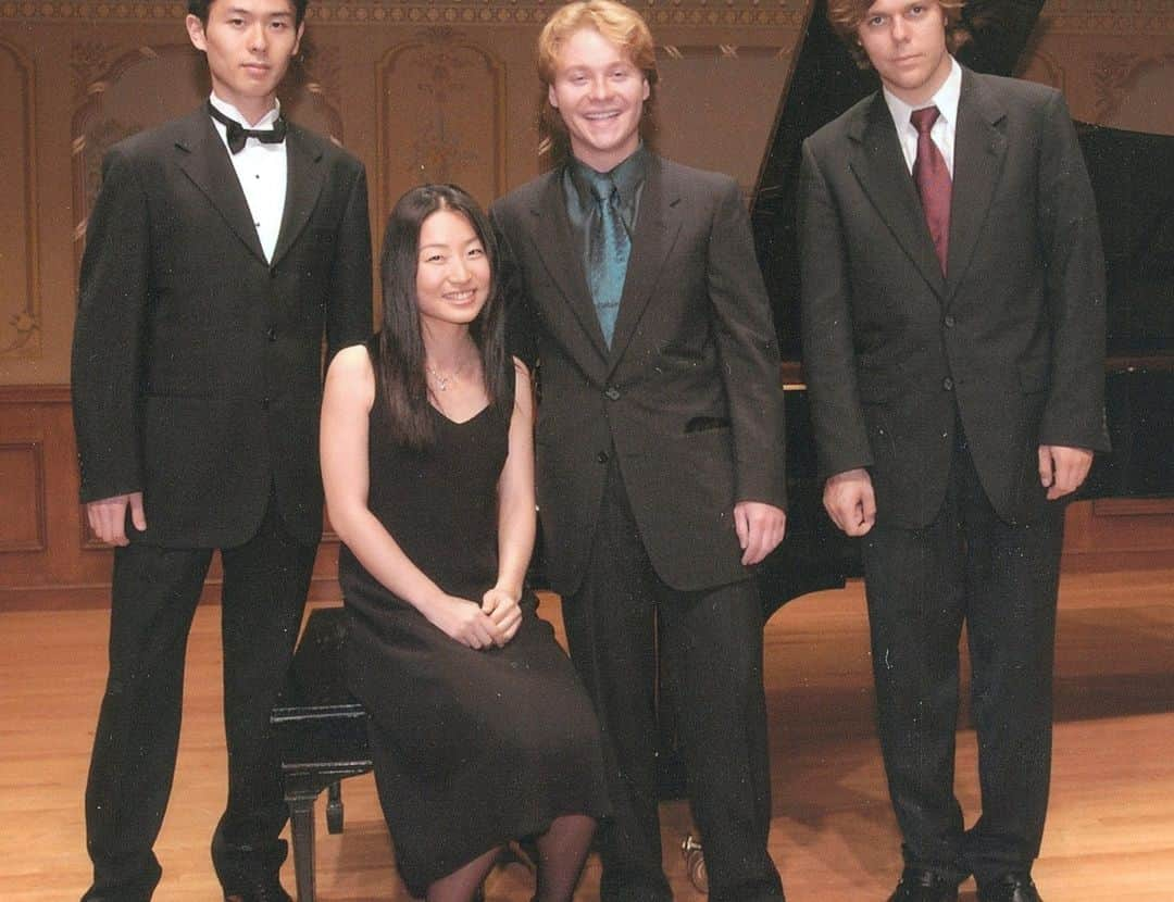 福間洸太朗さんのインスタグラム写真 - (福間洸太朗Instagram)「Exactly 20 years ago today, my life changed tremendously by receiving this honorable award.I am very grateful to the Cleveland International Piano Competition for giving me the opportunity to debut as a pianist and opening many doors.  Today, I want to share my story hidden behind the result of the competition. There was a big article in the local newspaper the day after the competition's end, and the critic apparently wasn't convinced with the result and criticized my immature playing. I was shocked and sad to read it. Also, as a part of the reward, I was going to work with an agent in USA for several years, and at the first meeting with my new agent, I was asked about my concerto repertoire, and I honestly named five concertos I had studied by then, of which I had performed only two with orchestras. I clearly remember the surprised face of the competition's executive director which said "What!? 😳".  Then I wondered if I really deserved to be the 1st prize winner of the competition. However, in the end, those negative aspects became a springboard for me to study harder to become a musician worthy of the title, which led to my subsequent activities. I am now grateful to everyone, including the critic who taught me the harshness of the world of professional musicians.  Today, I remind myself of the feelings I had after winning the CIPC and commit myself to study music even more deeply (not harder!). Thank you for your continued support. Kotaro  ちょうど20 年前の今日、この賞を受賞したことで私の人生は大きく変わりました。  私にピアニストとしてのデビューの機会を与え、多くの扉を開いて下さったクリーヴランド国際ピアノコンクールには感謝の思いでいっぱいです。  ただ、実はコンクール終了翌日の新聞に大きな記事が出ましたが、評論家は結果に納得していない様子で私の未熟な演奏を批評し、私はショックで悲しい気持ちになりました。また、褒賞の一部として米国で一緒に仕事する新しいエージェントとの初打ち合わせで、コンチェルトのレパートリーを聞かれ、それまでに勉強した５曲を正直に挙げ、そのうち２曲だけオケと共演したと言った時、彼とコンクール事務局長に「えっ？」と驚かれたこともショックでした。  果たして自分は「本当に優勝者に相応しかったのか？」という疑問が残りました。でも、結果的にそれがバネとなり、コンクール覇者に見合う音楽家になるべく猛勉強したことが、その後の活動に繋がっていったのだと思います。私にプロの音楽家の世界の厳しさを教えてくださった批評家も含め、今では全ての人々に感謝しています。  今日、20年前のあの日に想いをはせ、新たな決意のもと、より深く音楽の研鑽に励んでいくことを心に誓います。  今後とも、応援のほどよろしくお願いいたします。  福間洸太朗  #20yearsago #LifeTurningPoint #ClevelandInternationalPianoCompetition #20年前 #ターニングポイント #クリーヴランド国際コンクール #初心忘るべからず」8月10日 16時28分 - kotarofsky