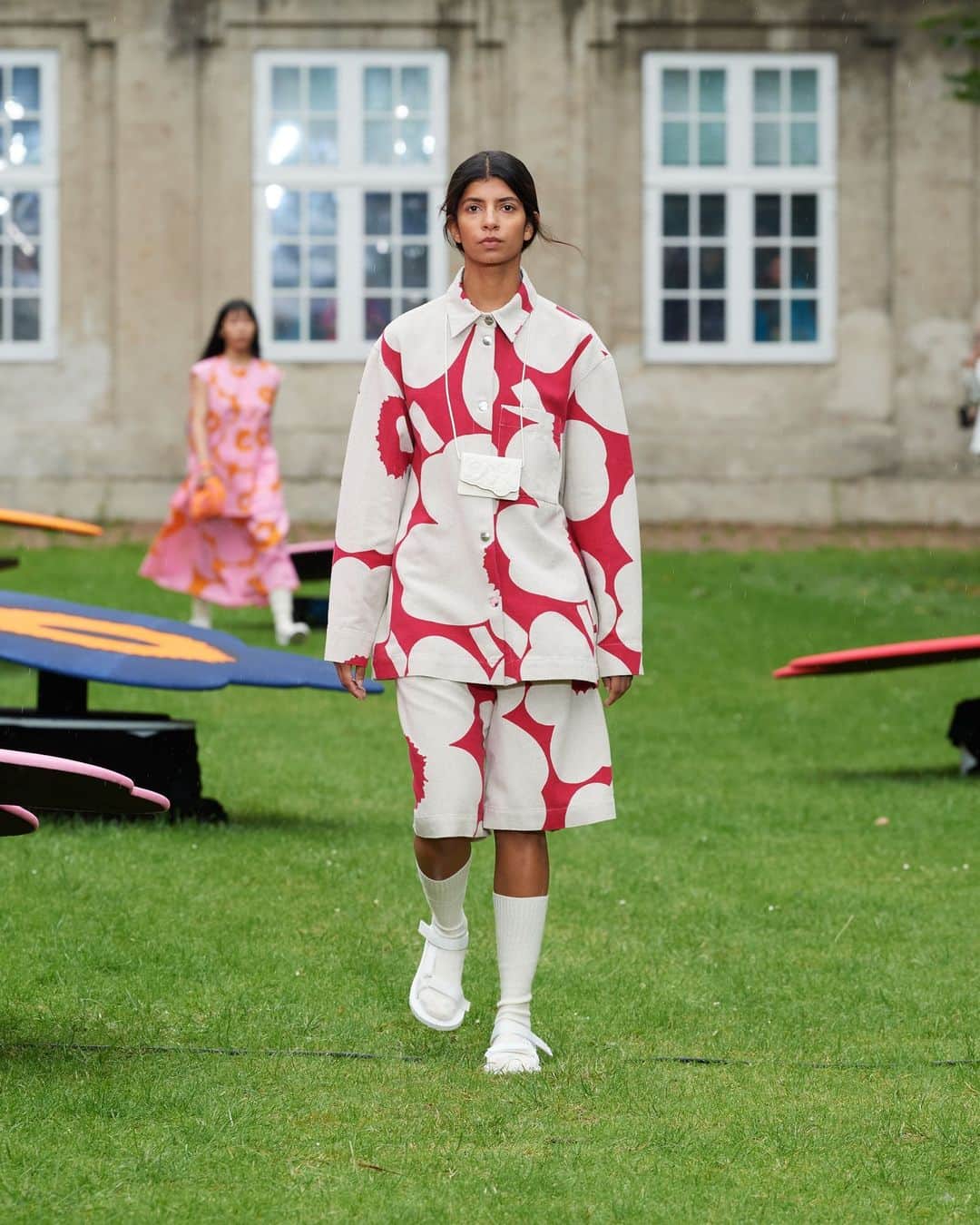 マリメッコのインスタグラム：「Greetings from CPHFW! The year 2024 will mark the 60th anniversary of our most iconic print design Unikko, which is celebrated in the SS24 collection in more ways than one. See for yourself! 💘  The SS24 collection will be in stores in early spring 2024. Join our community to be the first to know when it drops. Link in bio.  Photographer: James Cochrane  #marimekko #cphfw #SS24 @cphfw」