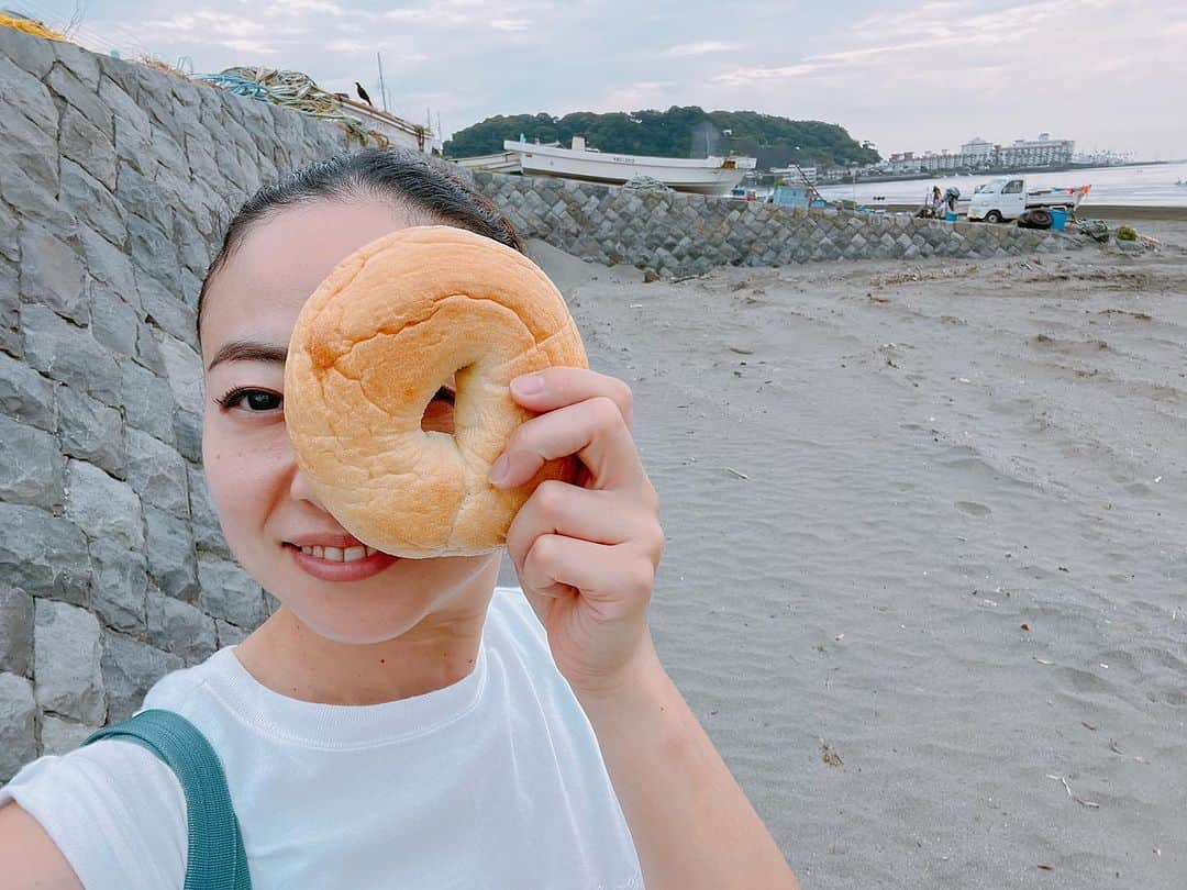 高松いくさんのインスタグラム写真 - (高松いくInstagram)「こんな事してると トンビに取られるよね🥯  でも後ろに壁を作れば狙われにくい😎  #トンビ対策  壁の前で食べる  #海　#トンビ  #狙われる #ご飯  #sea で #breakfast #ベーグル 🥯」8月10日 16時41分 - iku_takamatsu_trip_sup_yoga