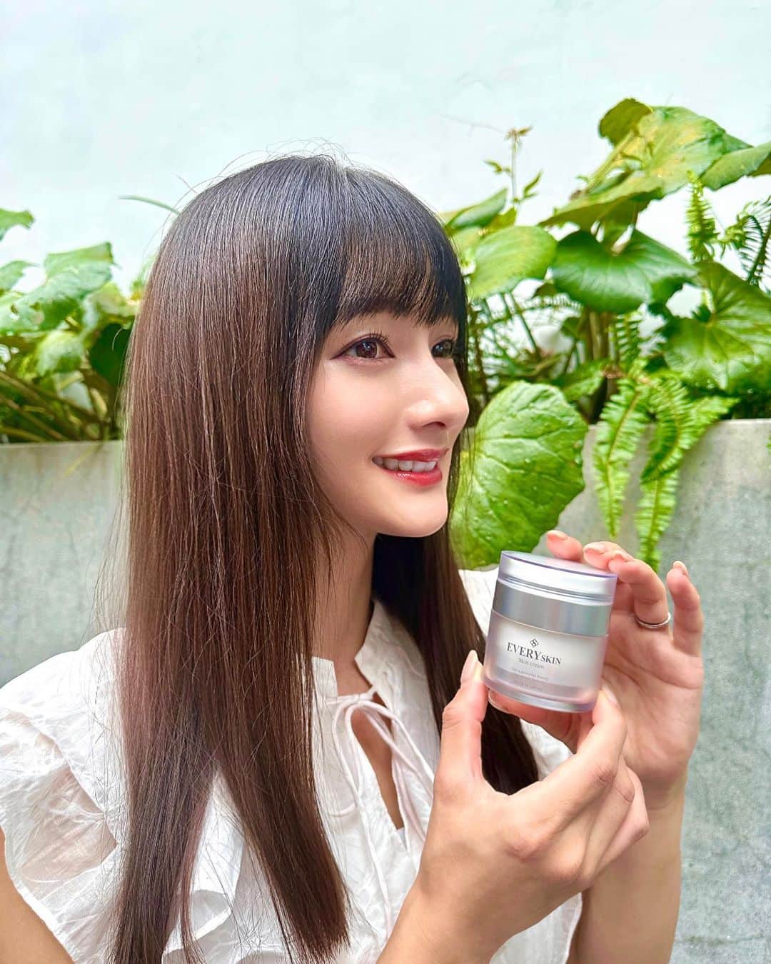 加藤瑠美のインスタグラム：「私の肌のお守りブランド @everyskin_official 🫧 本当に大好きで朝も夜も毎日使ってる！✨ 突然ニキビが出来てしまったときもエブリーのスキンケアを丁寧に使えば一晩で赤みが引くので欠かせない存在です🥹  ちなみに最近クリームがリニューアルして、スキンクリームとして生まれ変わったの🥚🤍 スキンケアの最後に使うのだけど、もうこれを塗るとお肌がコーティングされたみたいに、スフレのような仕上がりになってさらさらふわっふわ🥹✨ 夏だからベタつかないのに潤うのが本当にありがたくて🫧  しかも今日から16日までに13,000円以上購入すると、なんとトラベルセットがもらえるよ😳🔈 もう絶対に使ってほしいスキンジェルと&ウォーターのミニサイズや、クレンジング、洗顔、乳液、UVクリームのパウチも入ってるの🧼 これだけで旅行に行けてしまうし、&ウォーターは毎日持ち歩きたいくらいお気に入り✨ これがもらえるなんてびっくりすぎる🫢  一度にエブリーのアイテムをたくさん試せるのでぜひ使ってみて🥹🫶🤍  #everyskin #skincare #エブリースキン #スキンクリーム #スキンケア」