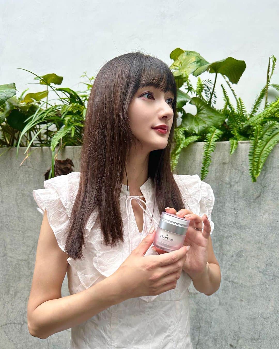 加藤瑠美さんのインスタグラム写真 - (加藤瑠美Instagram)「私の肌のお守りブランド @everyskin_official 🫧 本当に大好きで朝も夜も毎日使ってる！✨ 突然ニキビが出来てしまったときもエブリーのスキンケアを丁寧に使えば一晩で赤みが引くので欠かせない存在です🥹  ちなみに最近クリームがリニューアルして、スキンクリームとして生まれ変わったの🥚🤍 スキンケアの最後に使うのだけど、もうこれを塗るとお肌がコーティングされたみたいに、スフレのような仕上がりになってさらさらふわっふわ🥹✨ 夏だからベタつかないのに潤うのが本当にありがたくて🫧  しかも今日から16日までに13,000円以上購入すると、なんとトラベルセットがもらえるよ😳🔈 もう絶対に使ってほしいスキンジェルと&ウォーターのミニサイズや、クレンジング、洗顔、乳液、UVクリームのパウチも入ってるの🧼 これだけで旅行に行けてしまうし、&ウォーターは毎日持ち歩きたいくらいお気に入り✨ これがもらえるなんてびっくりすぎる🫢  一度にエブリーのアイテムをたくさん試せるのでぜひ使ってみて🥹🫶🤍  #everyskin #skincare #エブリースキン #スキンクリーム #スキンケア」8月10日 16時40分 - katorubi