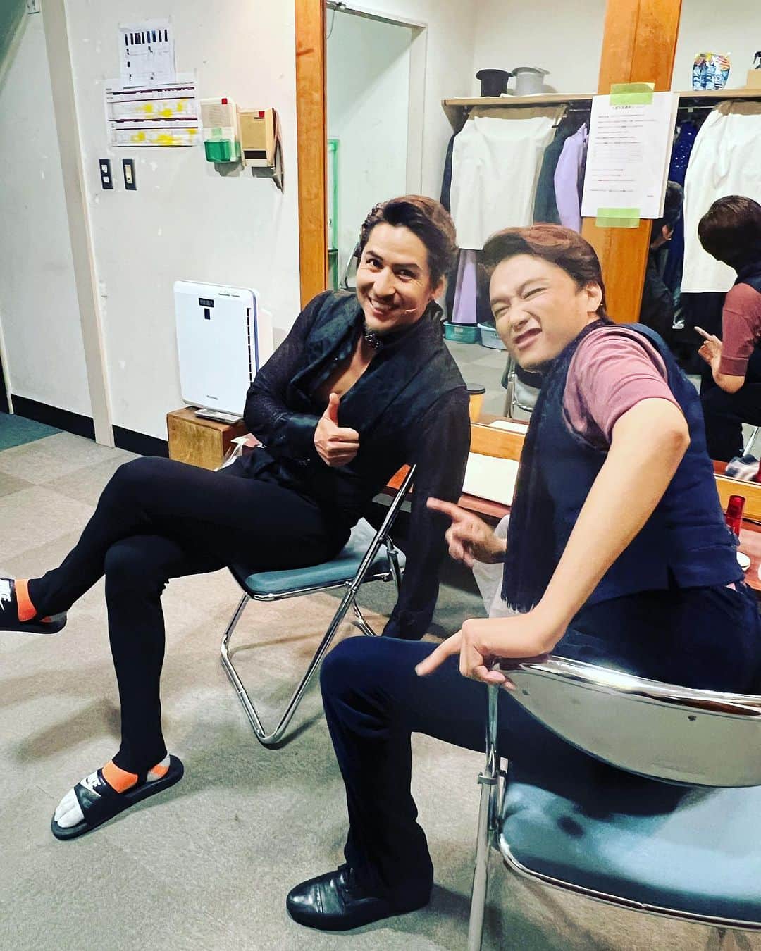 伊礼彼方のインスタグラム：「ご観劇ありがとうございました。 本日はイープラスの貸切り公演。  客席の盛り上がりが日に日に上がっていく！！ おかげで舞台上のキャストもいつも以上に元気元気！ 公爵役じゃなかったら俺もガンガン盛り上がるんだけどね。本編は惑わされないよ！笑  さて！ 7/27ぶりの芳雄クリスチャン。 こんな偏ることある？笑 レア回という事で待ち時間に特別に📷  あっ！？ 靴下バレちゃった！？  公爵の衣装暗めが多いので、せめて下着だけでも！という衣装さんの心遣い。 明るい靴下を用意してくれました。  5色あるよ🌈笑😆」