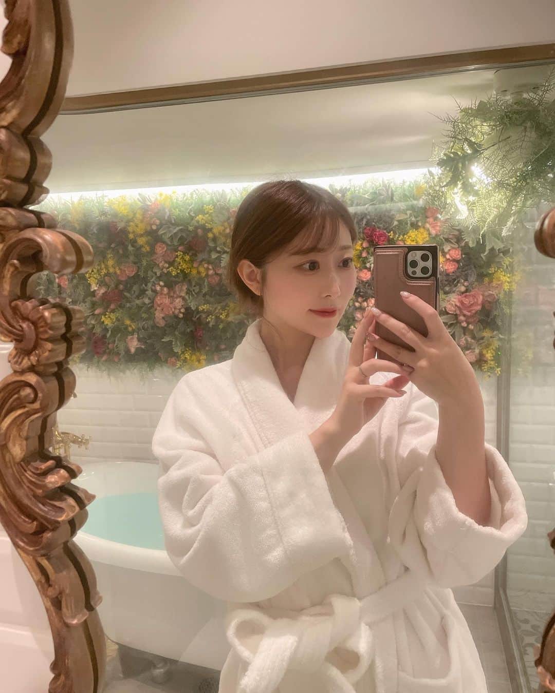 maari watanabe(まありん)のインスタグラム：「SABON のコンセプトストア『SABON l’Atelier SPA』に併設されているブランド初の SPA でボディとフェイスのトリートメント『Oasis Journey + Rose Facial Euphoria 180min.』を 体験してきました✨  みんなの憧れ、猫足がついたラグジュアリーなバスタブへの入浴から始まり、リラックスする音楽を聴きながら SABON の香りに包まれる時間は究極の癒し時間💕  セラピストさんに体の悩みを相談しながら、大好きな香りパチュリ・ラベンダー・バニラで 最高のオールハンドトリートメントをして頂きました！  SABON の人気製品をふんだんに使用して頂き、至福の時間✨  夏の悩みだった角質もボディスクラブでツルツルになって嬉しい!!  肩や背中の凝りも緩和し、ウエスト周りや脚もしっかりほぐしてもらったので、自信を持っ て夏服着こなせそうです！  「ローズフェイスケアライン」でのフェイスケアは肌をツルッと磨きあげてくれるのにしっとり優しい肌当たり🌹 透明感が増した気がします🤍  時間の流れを忘れてしまうほど、心の底から癒される空間つくりが魅力的で終始リラックスできました。  特別感のあるセラピストさんの温かな接客や SABONの製品をふんだんに楽しめる贅沢感はここでしか味わえません！  こちらの店舗限定のドライフラワーにアップサイクルした花々で彩られたギフトも とても可愛くてうっとり✨SPA だけでなくお買い物に足を運んでみても楽しめると思います！  さらにSABON l’Atelier SPAで使えるクーポンをインスタのハイライトに貼っておくのでぜひ使ってみてね☺️✨  #エステ #美容 #ボディケア #sabon #サボンアトリエスパ #ラグジュアリースパ @sabon_japan #東京女子部 @tokyo_joshibu」