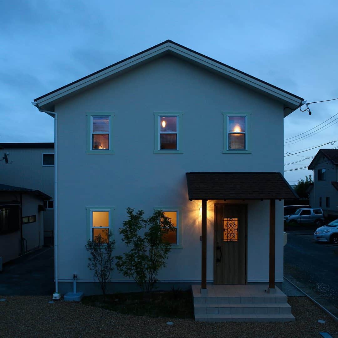 エコーアートさんのインスタグラム写真 - (エコーアートInstagram)「ママンstyleの家は、塗り壁の色や窓枠の家、屋根材を変えるだけで全く異なる外観に変貌を遂げます😃🏠 ・ −−−−−−−−−−−−−−−・ ・ ⭐︎施工例をもっとご覧になりたい方はこちらをご覧ください😃⬇️⬇️・ ・ @echo_art___french_style_home  ・ −−−−−−−−−−−−−−−・ ・ #外観 #シンボルツリー #外観デザイン #カフェスタイル #アーチ壁 #浜松市 #浜松 #浜松市工務店 #磐田 #門袖 #浜松市注文住宅 #植栽デザイン #磐田市 #玄関アプローチ #おしゃれな家 #かわいい家 #グリーンのある暮らし #窓枠 #mamanの家 #アンティークのある暮らし #ママンの家 #エクステリアデザイン #玄関ポーチ #植栽 #輸入住宅 #玄関ドア #郵便ポスト #カフェ風インテリア #マイホーム計画 #家づくり」8月10日 22時22分 - echo_art___french_style_home