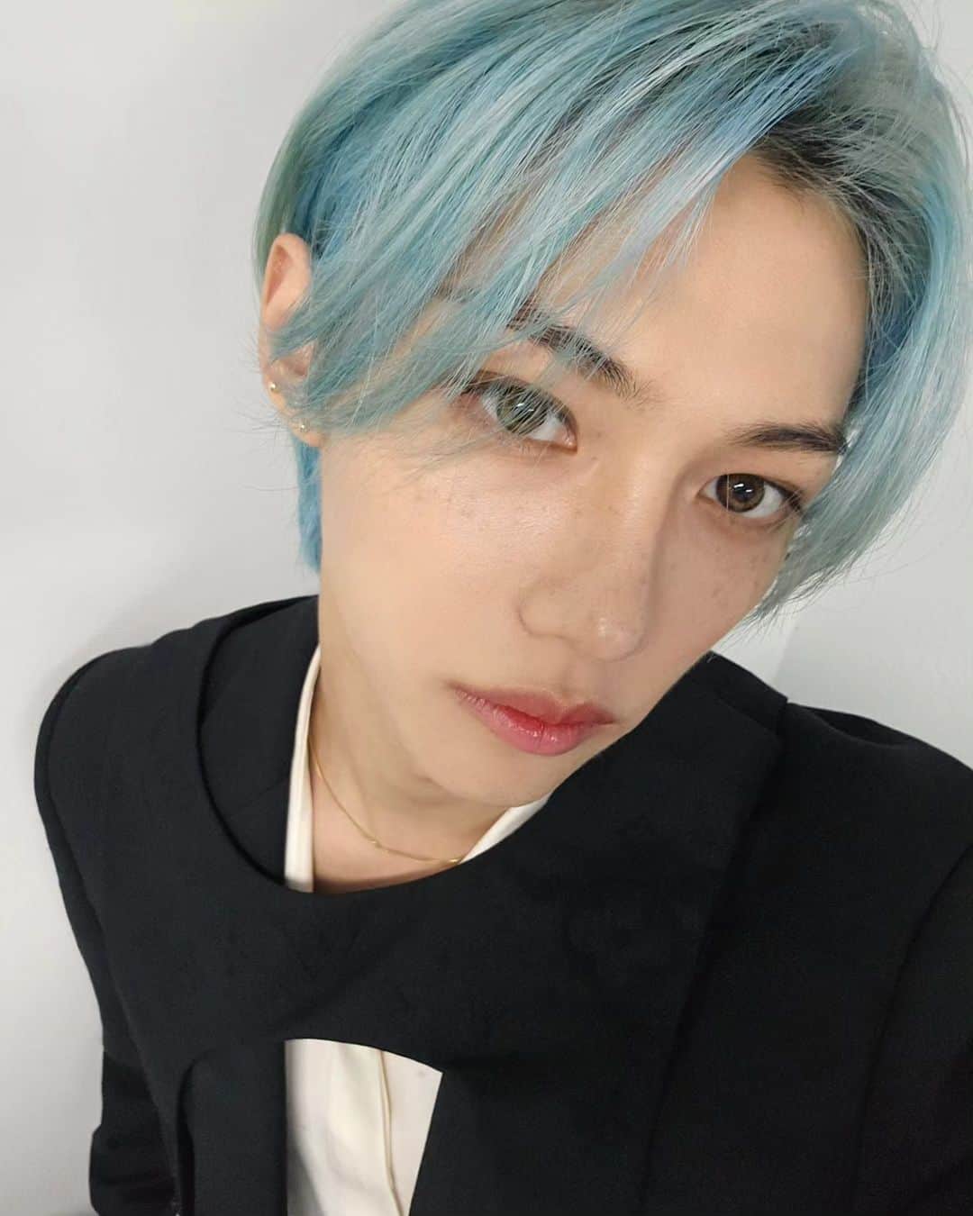 フィリックスのインスタグラム：「Thank you for the award ✊️💙 #stay #Weloveyou」