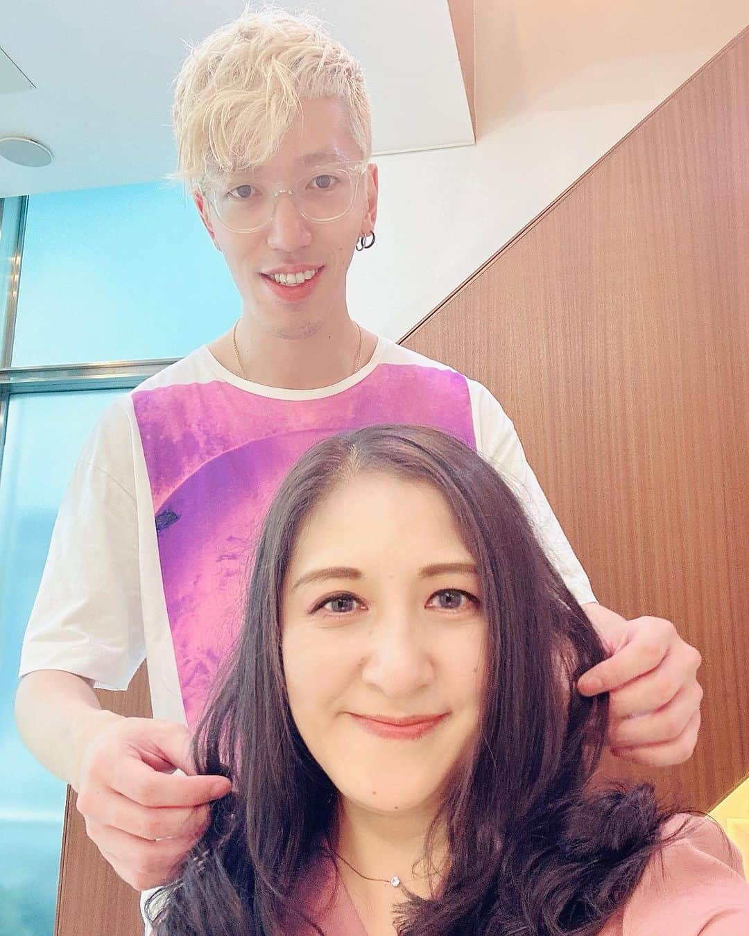のインスタグラム：「✨素敵になるために🌱✨  髪切って美しくなりました💛😊💛  藤尾さんの美脳シャンプー最高👍‼️✨ こんなに気持ちよいシャンプーは初めて🧴💛 一度体験するともうヤミツキです💛 出逢えたことが嬉しいです🌱😌🌱 また次回も藤尾さんご指名させて頂きますm(*_ _)m💕  髪が軽くなって 気持ちも軽くなりました💛  もっともっと自分磨かなきゃ(*σ´Д｀*)💕  ✨✨✨✨✨✨✨✨✨✨✨✨✨✨  ✨ To be nice 🌱✨  I cut my hair and became beautiful💛😊💛  Fujio's beauty brain shampoo is the best 👍‼️✨ This is the first shampoo that feels so good🧴💛 Once you experience it, it's already addictive 💛 I'm happy that I met you🌱😌🌱 I will nominate Mr. Fujio again next time m(*_ _)m💕  My hair is lighter and I feel lighter 💛  I have to improve myself more and more (*σ´Д｀*)💕  ✨✨✨✨✨✨✨✨✨✨✨✨✨✨ @yoshikifujio    #美容院  #liftupcutsunayama  #藤尾慈生  #ヘアカット  #美しさ  #美  #生きる意味 #sexy #セクシー系 #ジム女子 #美肌ケア #写真好きな人と繋がりたい #女優好きな人と繋がりたい #美意識人と繋がりたい #幸福 #happy #東京 #tokyo #日本 #japan  #美魔女モデル #actress  #資格マニア  #スマイル #笑顔 #followforfollowback #ポートレート女子 #loveyou #仲間募集  #空が好きな人と繋がりたい」