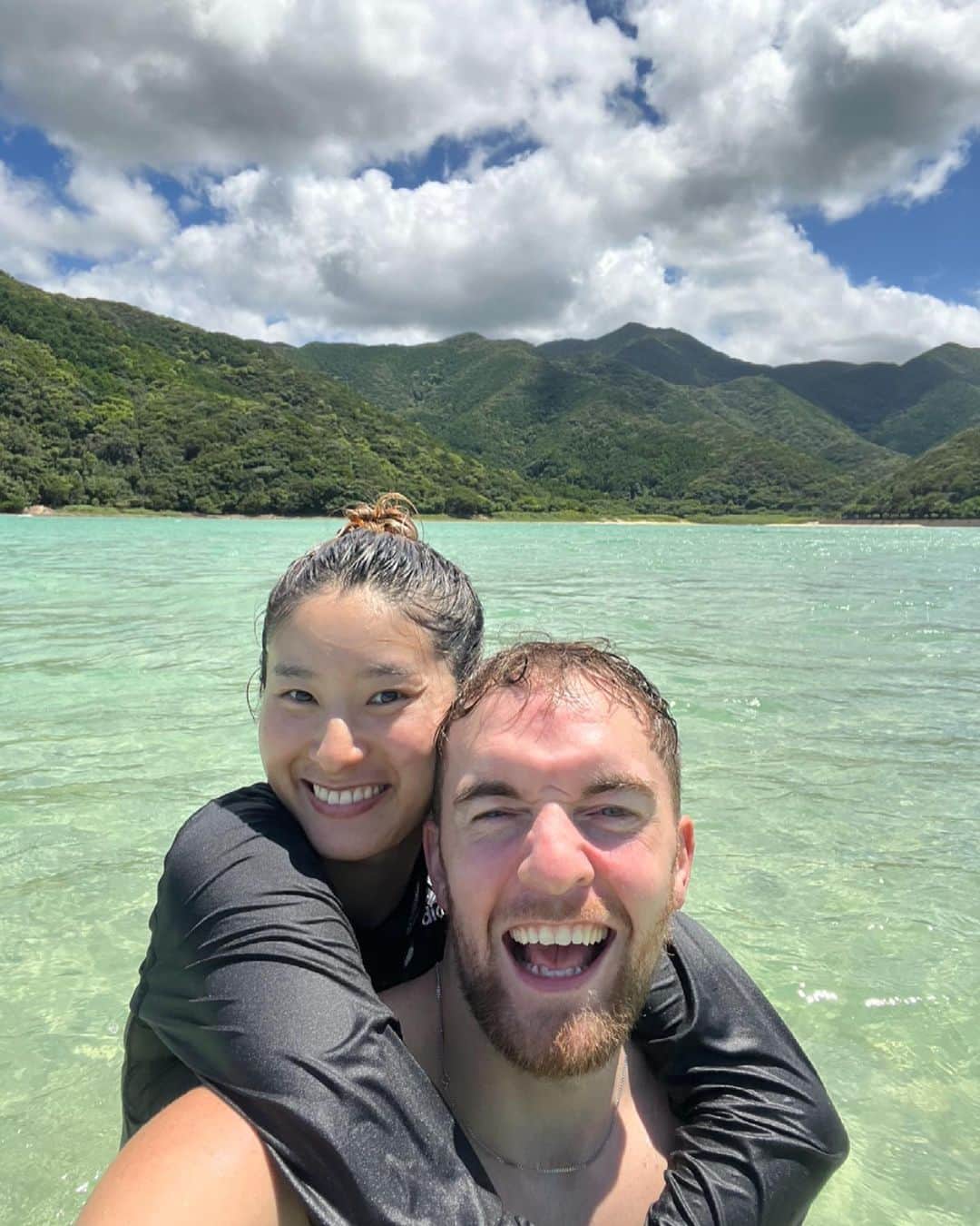 ザック・バランスキーのインスタグラム：「2 year wedding anniversary🥰❤️🫶 The sunshine in my life making everyday brighter than the day before😘☀️ 結婚してからもう2年😳毎日ね、愛が強くなる一方ですわ😍❤️ これからも2人らしくふざけながらしょーもないことで爆笑して息できないほど笑っていこうね🤣🫶 毎日が幸せです🫰 I love you AIKO❤️」