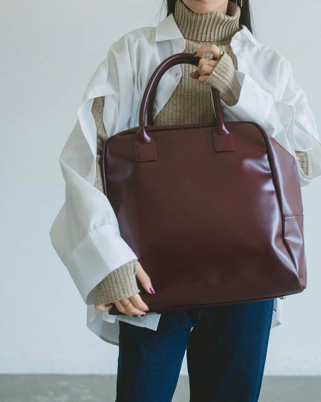Vannie Officialのインスタグラム：「キャリーオントラベルボストンバッグ  … Design …  ・A4がすっぽり入る大容量ボストンバッグ ・フェイクレザーで普段使いもかっちりしたシーンにも ・キャリーバーにぴったりはまる背面ベルト付 ・内側側面にペットボトルホルダー付 ・裏地小さめポケット付 ・型押しロゴデザイン ・フェイクレザーで普段使いもかっちりしたシーンにも  … Styling …  普段づかいも旅行にも使えるおしゃれな大容量ボストン 上品で高見えするフェイクレザーで デニムなどでカジュアルなコーデにもきれいめコーデにも ベーシックで使いやすいブラック、アイボリーに ヴィンテージムード漂う赤茶色もおすすめ  ━━━━━━━━━━━━━━━━━━━━━  透け感：なし 裏地：あり 厚さ：厚め 伸縮性：なし 光沢感：あり  ━━━━━━━━━━━━━━━━━━━━━━ #vannie_u」