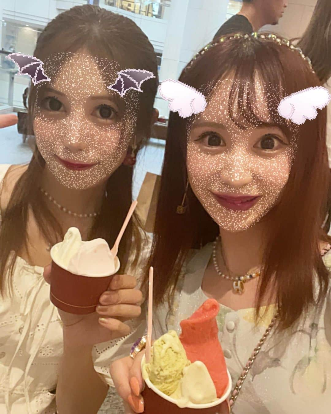 橘芹那さんのインスタグラム写真 - (橘芹那Instagram)「美女3姉妹👧🤍🤎  " Angel or Devil👼😈c " このフィルター盛れ盛れ📸🌟  ジェラート美味しかった👅🍦  #加工までがメイク #盛れるフィルター  #自撮り界隈 #自撮り女子 #仲良し姉妹 #美女  #女子旅 #プチ旅行 #お泊まり女子会  #インスタグラマー #インフルエンサー  #美意識高い人と繋がりたい  #美男美女と繋がりたい  #オシャレさんと繋がりたい  #いいね #いいね返し  #instagood #instalike #selfie #selfiegram」8月10日 16時53分 - serinyangram