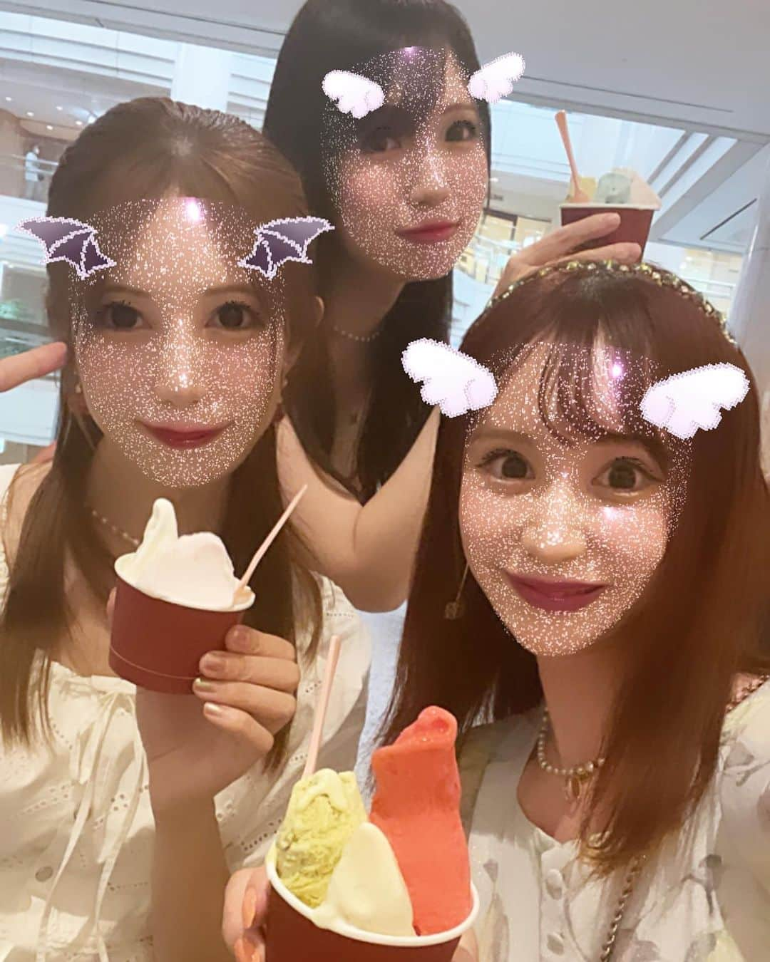 橘芹那さんのインスタグラム写真 - (橘芹那Instagram)「美女3姉妹👧🤍🤎  " Angel or Devil👼😈c " このフィルター盛れ盛れ📸🌟  ジェラート美味しかった👅🍦  #加工までがメイク #盛れるフィルター  #自撮り界隈 #自撮り女子 #仲良し姉妹 #美女  #女子旅 #プチ旅行 #お泊まり女子会  #インスタグラマー #インフルエンサー  #美意識高い人と繋がりたい  #美男美女と繋がりたい  #オシャレさんと繋がりたい  #いいね #いいね返し  #instagood #instalike #selfie #selfiegram」8月10日 16時53分 - serinyangram