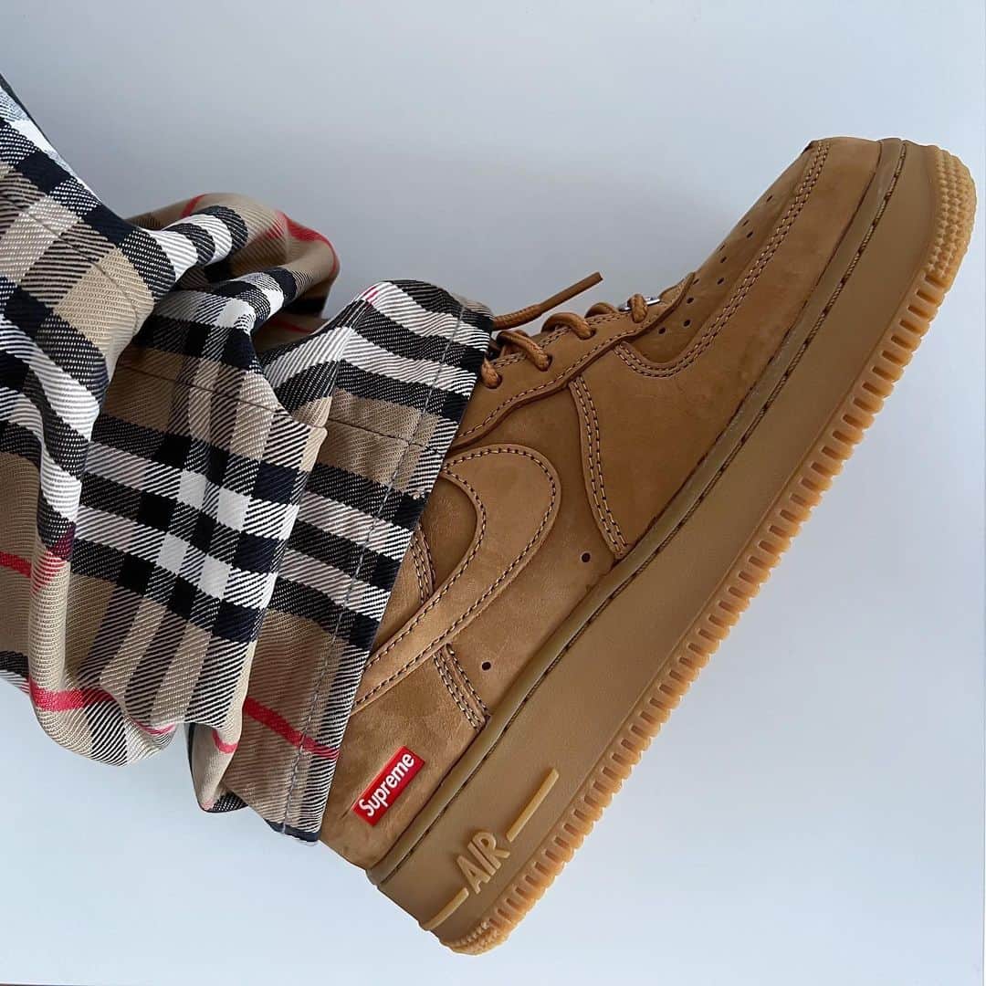Supreme Mihoさんのインスタグラム写真 - (Supreme MihoInstagram)「🤎🤎🤎 ✩ "BERBEREME" ✩ #supreme #burberry #af1  #シュプリーム」8月10日 20時00分 - miho_umeboshi