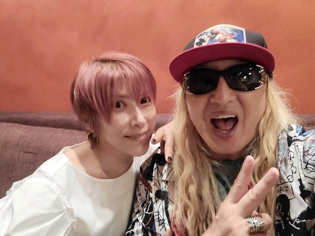 YU-KIのインスタグラム：「サウンドチーム🎤🎧🕶️🧢 @Rec.St  旅行や帰省される皆さん 気をつけて行ってきてね🚄✈️ #TRF30thanniversary #リテイク曲制作は続くよ #TRFYU-KI」