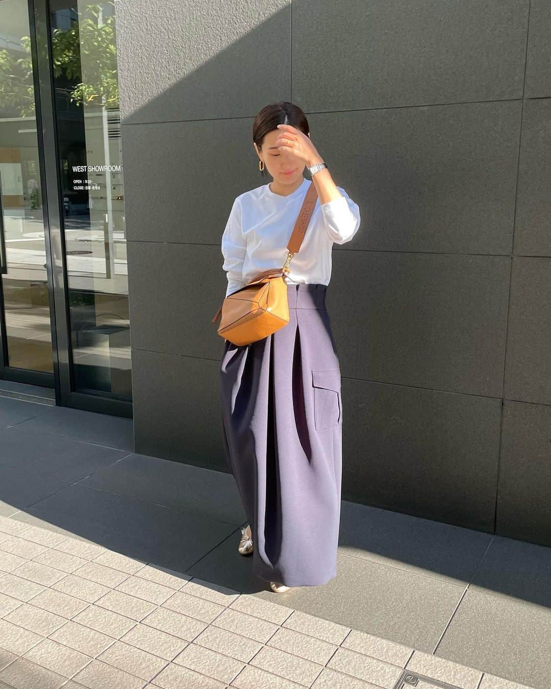 Hiromi Ｍaedaのインスタグラム：「あっという間に明日からお盆😳😳  tops @loeff_official #loeff skirt @frey__jp #frey_jp Navy/sizeM pierce @newbottega #bottegaveneta  bag @loewe #loewe shoes @myine_my #myine_my」