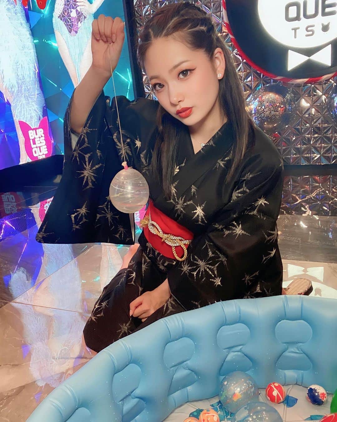 ゆいののインスタグラム：「⁡ ⁡ ヨーヨーすくい やったことありません😀😀 ⁡ 実は浴衣じゃなくて着物なのは内緒🙊💕 ⁡ ⁡ ✼••┈┈••✼••┈┈••✼••┈┈••✼••┈┈••✼ ⁡ 👠Show time 1部 ▷▶︎ 18:30open 19:00start 2部▷▶︎ 20:40open 21:15start 3部▷▶ 22:50open 23:30start ⁡ 下記リンクから 日付選択して予約出来ます🙆‍♀️ 💫https://ts.burlesque-tokyo.com/booking/ ⁡ 当日で記載が無くても 電話すると入れるかもです❣️ 📞 052-228-4141 ⁡ 最寄りは地下鉄栄駅1番出口 1番出口から体感徒歩1分🚶‍♀️ 🔎🌎〒460-0003 名古屋市中区錦3丁目18-12  Minex88ビル 8F バーレスクTS ⁡ ✼••┈┈••✼••┈┈••✼••┈┈••✼••┈┈••✼ ⁡ ⁡ #burlesque #burlesqueTS #burlesquetokyo #バーレスク東京名古屋店 #バーレスクTS #バーレスク東京 #バーレスク #バーレスクtsゆいの #誰かの夢になって生きていく #エンタメ活動を止めない #ショーガール #ショークラブ #showgirl #showclub #showtime #showpub #nightclub #名古屋新名所#名古屋観光#love名古屋 #名古屋旅行#名古屋インスタ映え #錦3 #夏祭り #浴衣 #ヨーヨーすくい  #お祭り #浴衣女子  #編み上げヘア #summer」