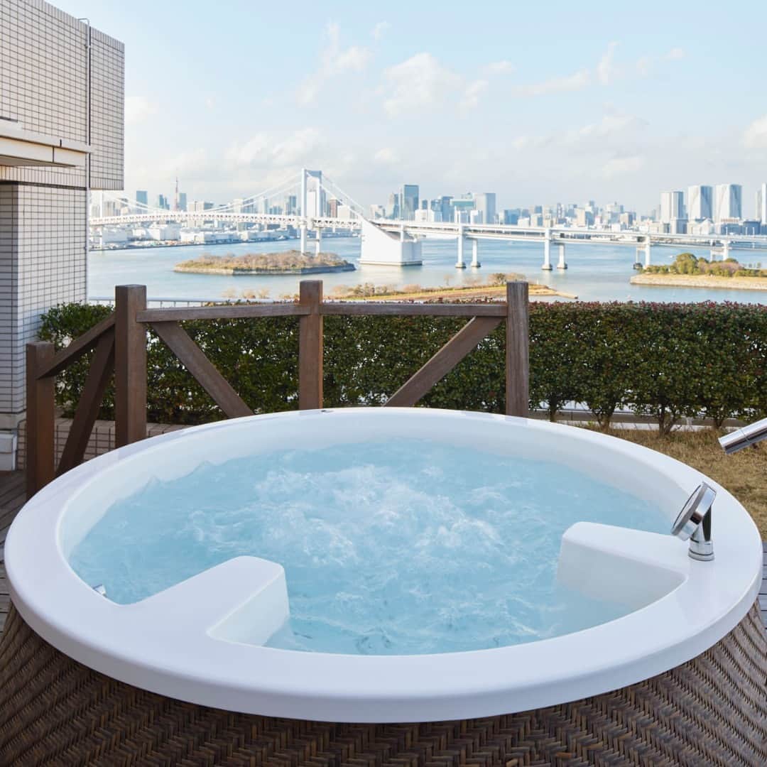 Hilton Tokyo Odaiba ヒルトン東京お台場さんのインスタグラム写真 - (Hilton Tokyo Odaiba ヒルトン東京お台場Instagram)「都内で非日常を味わえるヒルトン東京お台場のスイートルーム。 プライベートバルコニーに設けられたジェットバスからは、東京湾の眺望を独り占め❣️  都会のオアシスでの至福のひとときが皆さまをお待ちしています。  Escape to the extraordinary at Hilton Tokyo Odaiba, where you can savor a unique experience in the heart of Tokyo.  Embrace the blissful moments in our luxurious suite, complete with a private balcony and a rejuvenating jet bath, offering you exclusive views of Tokyo Bay.   Your urban oasis awaits, ready to welcome you to a world of unparalleled delight! ✨  #ヒルトン東京お台場 #hiltontokyoodaiba」8月10日 17時02分 - hilton_tokyo_odaiba
