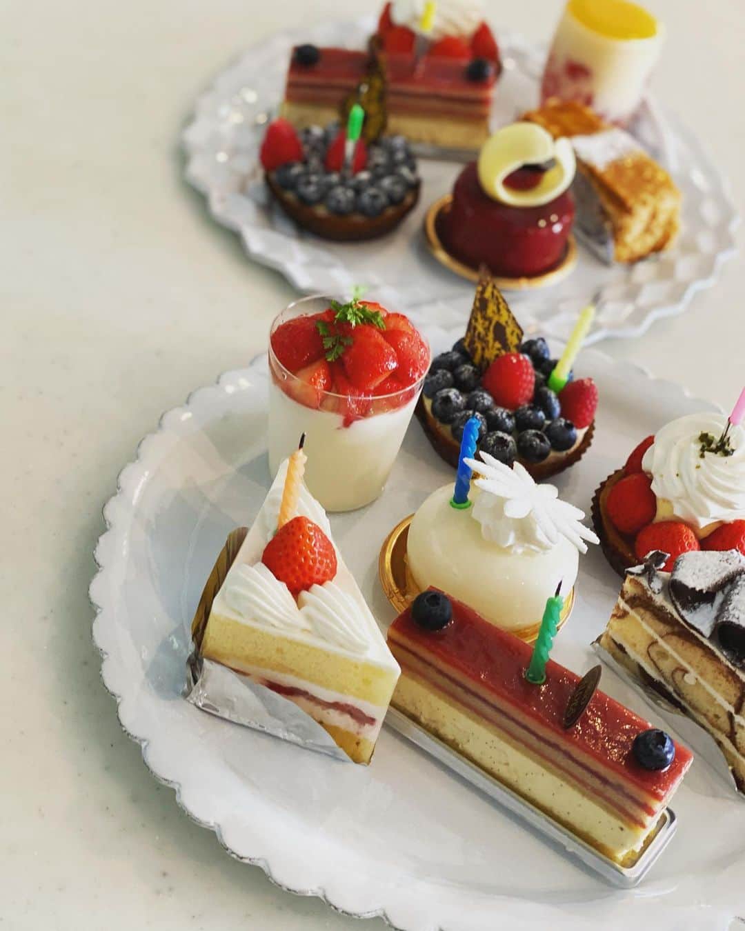 森田えりかのインスタグラム：「🍰 と冷えたアイスコーヒーで乾杯。  今日出勤している人限定ですが、 会社皆んなでジャンケンしてケーキを決めました✌️✊✋  #cake #birthdaycake」