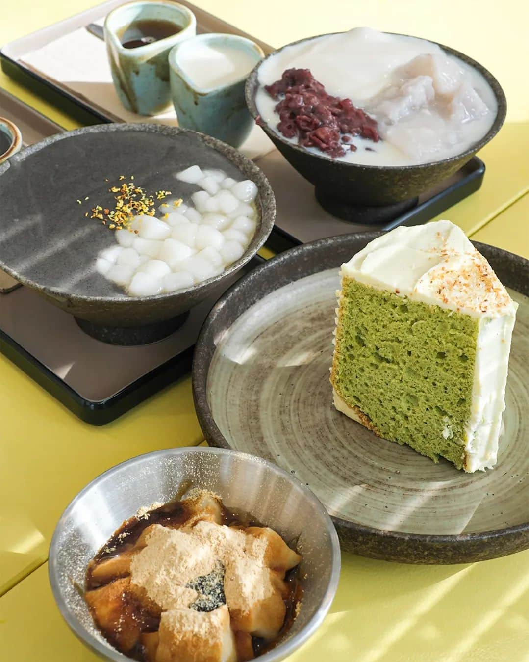 のインスタグラム：「Organic Fresh Soy desserts were absolutely amazing! @toyatento 🌱🥜  Their soy pudding was incredibly fresh and silky. You can also add extra toppings to go with it. My favorite was the Kinako kuzumochi – the chewy, fresh mochi was simply divine! 💛🧡」