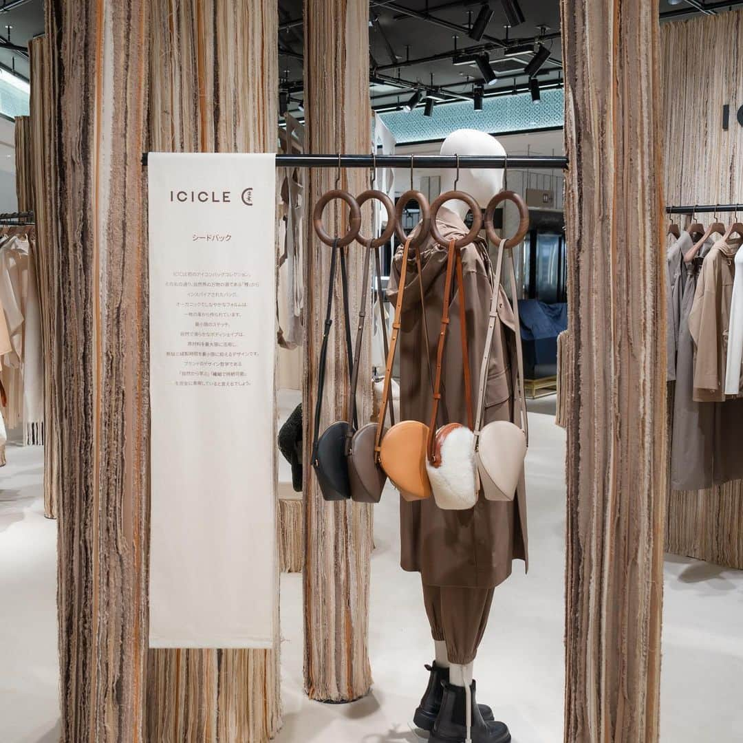 ISETAN PARK netさんのインスタグラム写真 - (ISETAN PARK netInstagram)「＜アイシクル＞が表現する「Forest call」🌳  自然への愛を感じる会場の世界観にも注目    森の奥深くから聞こえる木々たちの呼び声、自然を愛することで聞こえてくる動植物たちとのハーモニー「Forest call」をテーマにした＜アイシクル＞2023年Autumn＆Winter。  自然の色と柔らかで温かな感触にこだわったダブルフェイスコートや、Yuni Ahnとコラボレーションしたカプセルコレクション「Make the Best Use of Everything(すべてのものを最大限に活かす)」などの新作が登場。  会場の演出には廃棄された生地を活用し＜アイシクル＞ならではの自然への愛を感じることができます。    ＜アイシクル＞Forest call  ■開催中～8月15日(火)  ■本館1階 ザ・ステージ  ※数量に限りがある商品もございますので、品切れの際はご容赦ください。  🛒一部の商品は三越伊勢丹オンラインストアでも取り扱い中です。     詳しくは @isetan_shinjuku ストーリーズ「POP UP」またはこちら▼  https://www.mistore.jp/shopping/feature/women_f2/icicle_w.html    商品のお問い合わせ▼  三越伊勢丹オンラインストア  三越伊勢丹リモートショッピングアプリ  ⇒【本館4階】婦人コンテンポラリー/オーセンティック  伊勢丹新宿店 本館4階＜アイシクル＞☏03-5315-0778(直通)    @icicle__official    #ICICLE #アイシクル #Forestcall  #無染色 #天然色 #ダブルフェイスコート #カシミヤコート #無染色カシミヤ #天然素材  #伊勢丹新宿店先行 #伊勢丹先行  #isetan #isetanshinjuku #이세탄 #신주쿠이세탄 #이세탄백화점 #イセタン #伊勢丹 #伊勢丹新宿 #新宿伊勢丹 #伊勢丹新宿店    ※9月1日(金)伊勢丹新宿店本館・メンズ館は全館イベント開催につき休業させていただきます。   尚、伊勢丹会館、パークシティ イセタン3～5は通常営業いたします。」8月10日 17時09分 - isetan_shinjuku