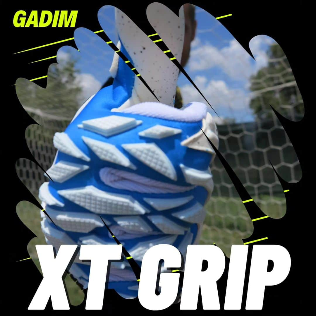 アンドレア・セクリンのインスタグラム：「🧤 Nuova Collezione 2023/2024: I Guanti Portiere XT - Grip Gadim Negative Extreme 🧤  C'è un nuovo campione in città, e lui indossa i migliori guanti da portiere della collezione 2023/2024: i Gadim XT GRIP. Andrea Seculin ha scelto di affidarsi a questi guanti per dominare l'area di gioco e difendere la porta come mai prima d'ora. Sì, hai capito bene, il leggendario Seculin li indossa e fa la differenza!  🌟 Caratteristiche Eccezionali per Prestazioni Straordinarie 🌟  I Gadim XT GRIP sono molto più di semplici guanti da portiere. Sono l'incarnazione dell'innovazione e dell'ingegneria avanzata. Ecco cosa li rende così straordinari:  🔥 Palmo con Tecnologia Extreme Grip 🔥 Un palmo eccezionale, un tocco ineguagliabile! Con uno strato di 4 mm in Latex Extreme Grip e particelle di quarzo, i Gadim XT GRIP offrono un grip eccezionale su ogni pallone. Non importa la condizione meteo, la loro presa è impeccabile.  🔪 Taglio Negativo per Controllo Assoluto 🔪 Il taglio Negative offre un fit perfetto e una sensazione di controllo assoluto sulla palla. Questa scelta di design permette a Seculin di eseguire parate impressionanti e di dominare l'area di gioco con sicurezza.  💪 Massima Protezione e Comfort 💪 Non solo prestazioni superiori, ma anche comfort e protezione. Uno strato in schiuma di 3 mm integrato con il lattice sul palmo garantisce un'ammortizzazione ideale, mentre il dorso è rivestito da uno strato in gel neoprene e lattice sagomato per una protezione totale.  🛡️ Tecnologia AAS (Anti Abrasion System) 🛡️ Affronta qualsiasi sfida con fiducia! Grazie al sistema Anti Abrasion, i tuoi guanti rimarranno resistenti all'usura anche nelle situazioni più intense.  🌐 3D Gel System 🌐 L'innovativo sistema 3D Gel assicura una presa affidabile e uniforme in qualsiasi situazione di gioco. Affidabilità e performance senza compromessi!  Se sono i guanti scelti da un campione come Andrea Seculin, puoi essere sicuro che faranno la differenza nel tuo gioco. Non accontentarti di meno. Scegli i Gadim XT GRIP e porta le tue parate al livello successivo!  #Gadimguanti #GadimGrip  #SeculinSaves #XTCollection2023 #Modenafc #Serieb」