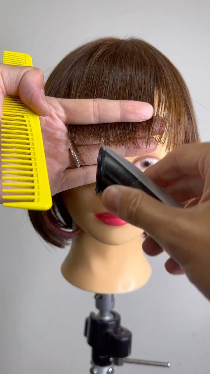 鶴谷和俊のインスタグラム：「I cut the doll's bangs with clippers ウィッグの前髪をバリカンで切った✂️  #hair  #hairstyle #hairstyles #hairstyleideas #hairstylest #hairstyleoftheday #hairstyle #hairstylevideo #hairstyletutorial #hairstyles_ideas.」