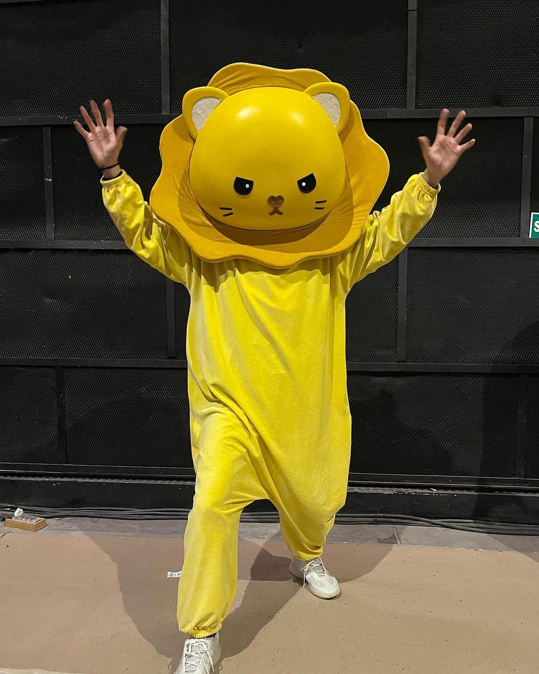 キム・ウジンさんのインスタグラム写真 - (キム・ウジンInstagram)「[#우진] Grumpy Lion🦁  #AlémDoGuardaRoupa #hbomax #hbomaxbrasil」8月10日 17時09分 - woooojin0408