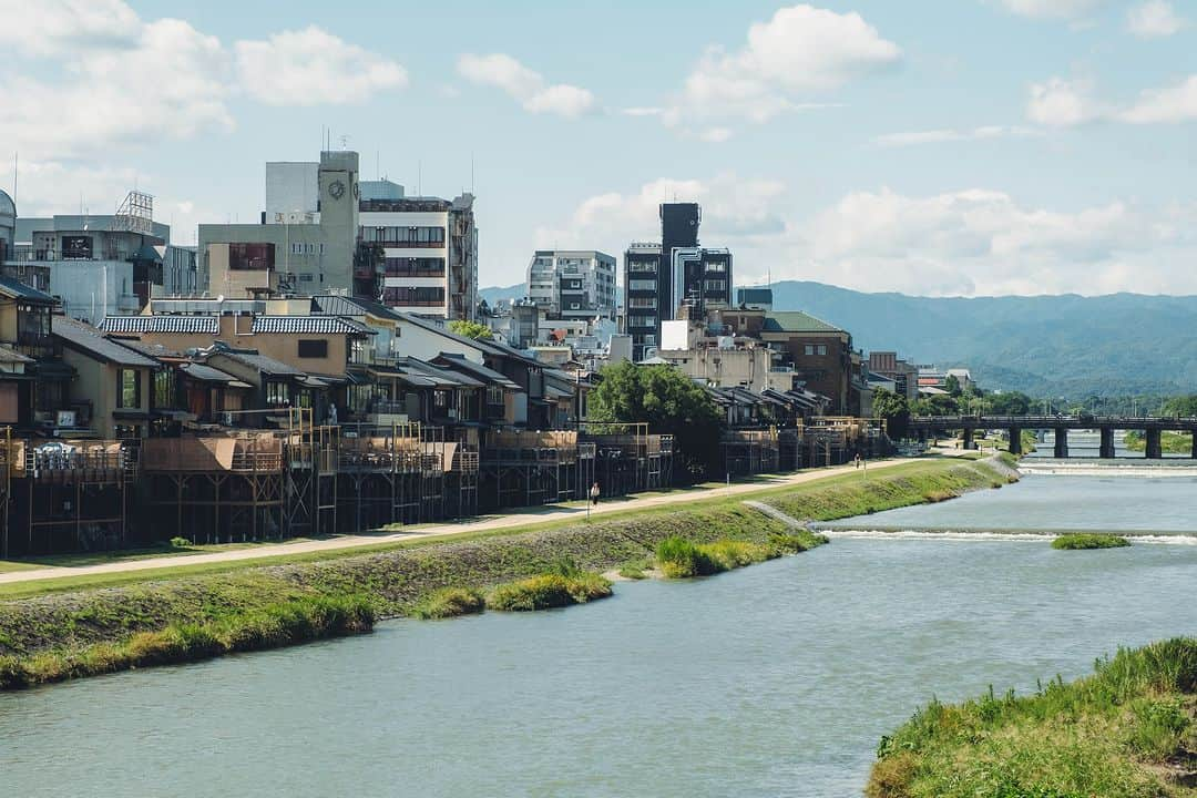 祇園麺処 むらじさんのインスタグラム写真 - (祇園麺処 むらじInstagram)「鴨川や先斗町からも徒歩圏内の「柳馬場六角」に移転オープンして初めての夏。  より一層「京都を感じられるラーメン」を召し上がっていただけるよう、ゆっくり、しかし、しっかりと前に進んでまいります。  The first summer since relocating to Yanagibaba Rokkaku from Gion.  We are now within walking distance from major site spots like Kamogawa river and Pontocho.  Please pass by for Ramen with Kyoto flavors.   #kyotodinner #kyotoramen #ramenlovers #京都ラーメン部 #四条グルメ #麺テロ #京都ラーメン　 #kyotolunch #京都グルメ #kyotogram #京都ごはん #kyotonoodle #関西ラーメン #ラーメン好きと繋がりたい　 #kyototrip」8月10日 17時10分 - ramen_muraji