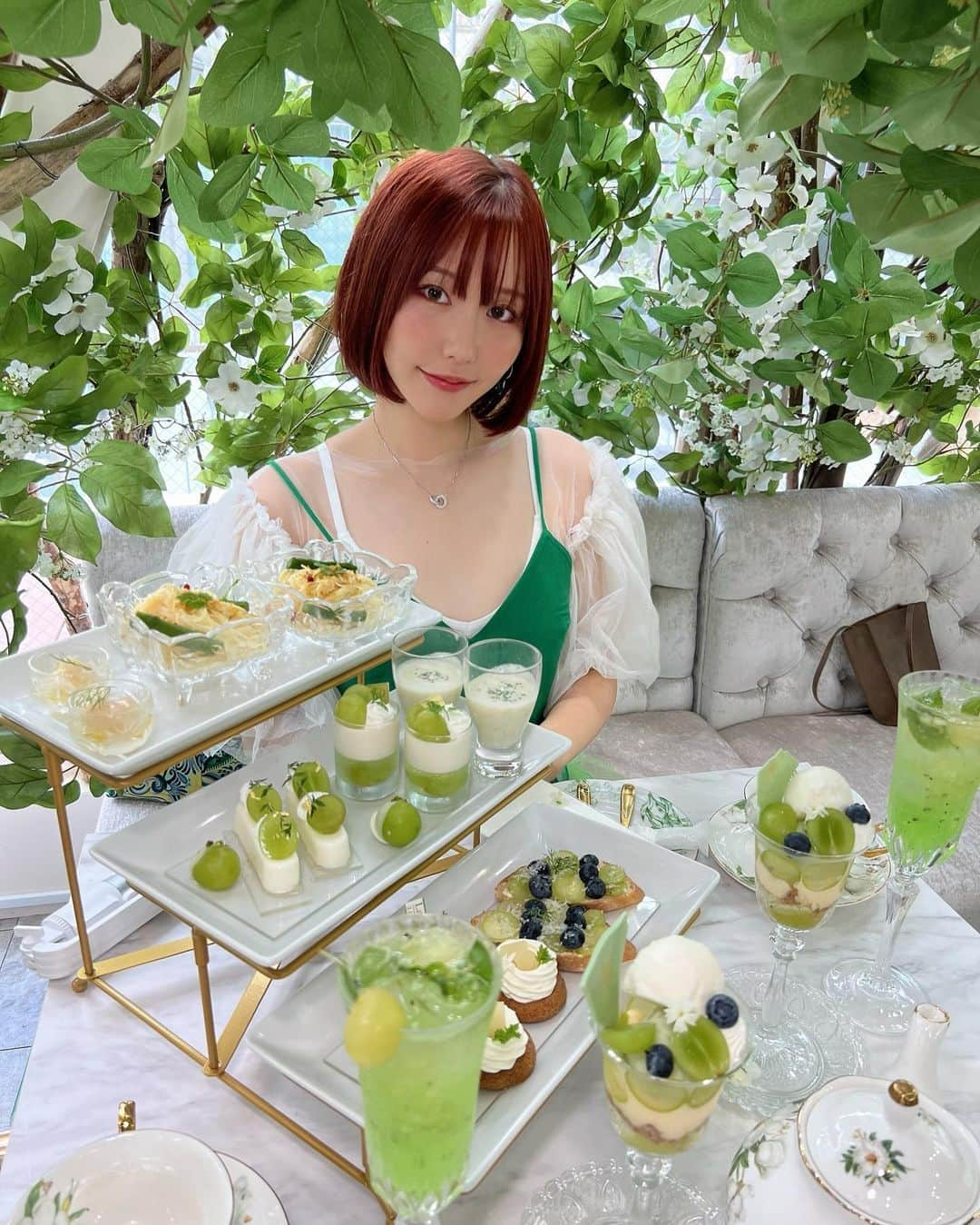 神成藍子さんのインスタグラム写真 - (神成藍子Instagram)「大好きなhaute couture cafe の新店舗、表参道店に行ってきました⋆⸜🤍💚🤍⸝‍⋆ とにっっかく店内が可愛すぎた…木と緑の空間で天国かと思った😭💕ここに住みたい…🤦‍♀️🤦‍♀️🤦‍♀️ アフヌンがシャインマスカットだったのでシャインマスカットコーデにしたよ😘全身は次の投稿で載せる‎🤍✌🏻 ̖́- ここは店内が可愛いのはもちろんなんだけど食べ物がちゃんと美味しいの😭💕最強🫶  #表参道カフェ #表参道グルメ #アフヌン #アフターヌーンティー #花 #シャインマスカット #グリーンコーデ #緑コーデ」8月10日 17時10分 - kanna_nijimura