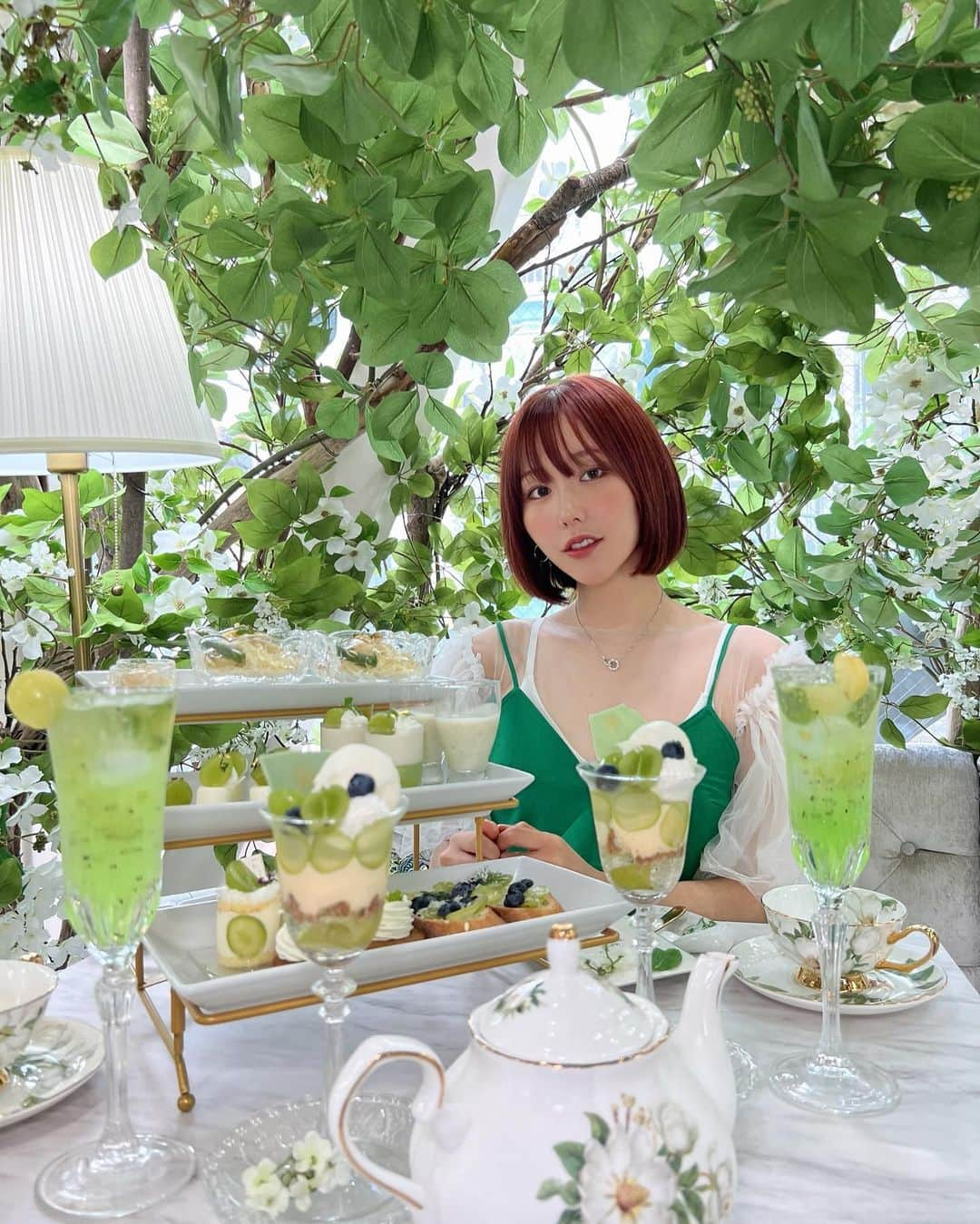 神成藍子さんのインスタグラム写真 - (神成藍子Instagram)「大好きなhaute couture cafe の新店舗、表参道店に行ってきました⋆⸜🤍💚🤍⸝‍⋆ とにっっかく店内が可愛すぎた…木と緑の空間で天国かと思った😭💕ここに住みたい…🤦‍♀️🤦‍♀️🤦‍♀️ アフヌンがシャインマスカットだったのでシャインマスカットコーデにしたよ😘全身は次の投稿で載せる‎🤍✌🏻 ̖́- ここは店内が可愛いのはもちろんなんだけど食べ物がちゃんと美味しいの😭💕最強🫶  #表参道カフェ #表参道グルメ #アフヌン #アフターヌーンティー #花 #シャインマスカット #グリーンコーデ #緑コーデ」8月10日 17時10分 - kanna_nijimura