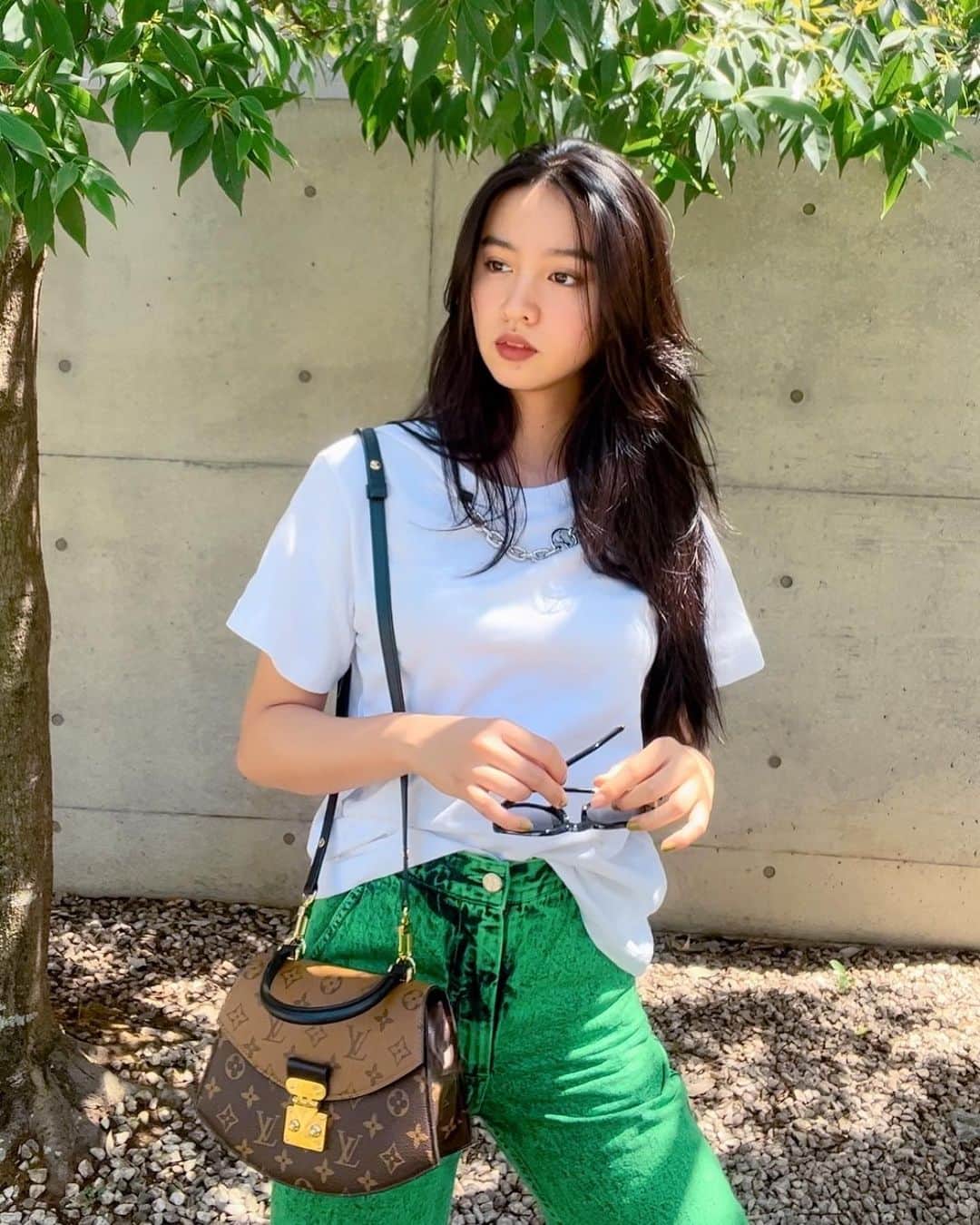 kokiのインスタグラム：「Today’s outfit ☀️ 今日のルック☺️  T shirt, sunglass and bag @louisvuitton」