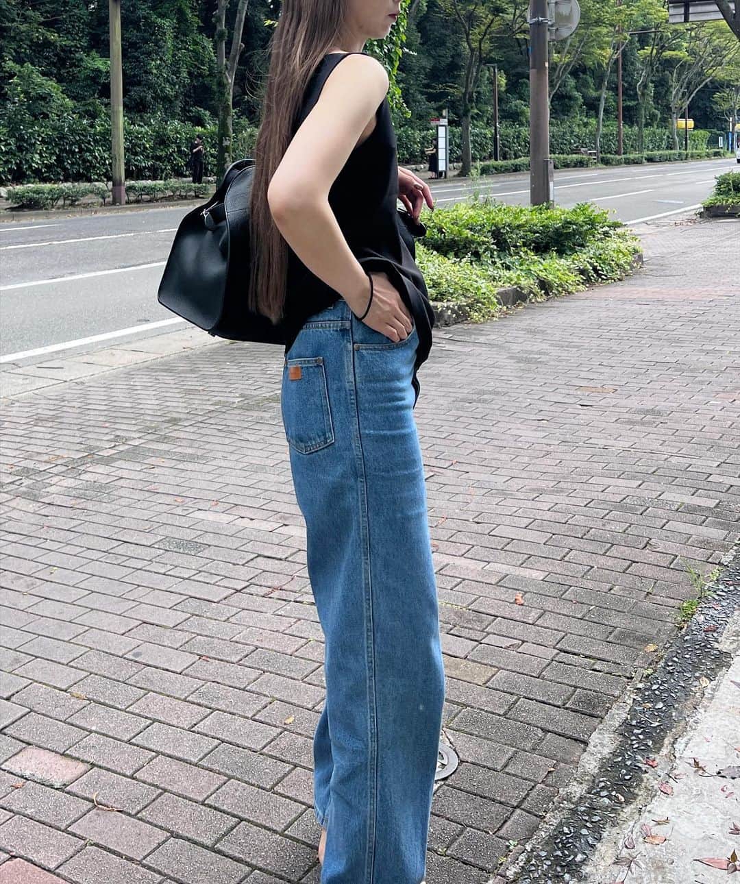 濱田杏奈さんのインスタグラム写真 - (濱田杏奈Instagram)「_  優秀すぎる @ohotoro_official 🐟tops 水色も持ってて好きすぎて黒も追加◎  ウエストがシュッとしててスタイルアップをしつつ、 デニムでもスラックスでもスカートでも着回しがきく、 夏にマストなアイテム🩶  #hamada_diary」8月10日 17時14分 - hamada_out