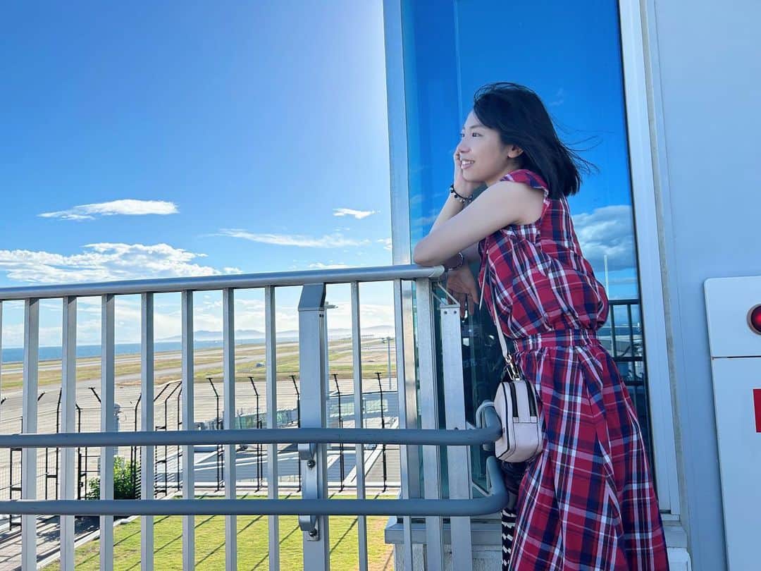 Rinanaさんのインスタグラム写真 - (RinanaInstagram)「ひろーーーい空や地平線を見ると、ちっぽけな自分が出来る事まだまだあるなと思えますな。  #卯内里奈　#actress #空港」8月10日 17時25分 - unairina0512