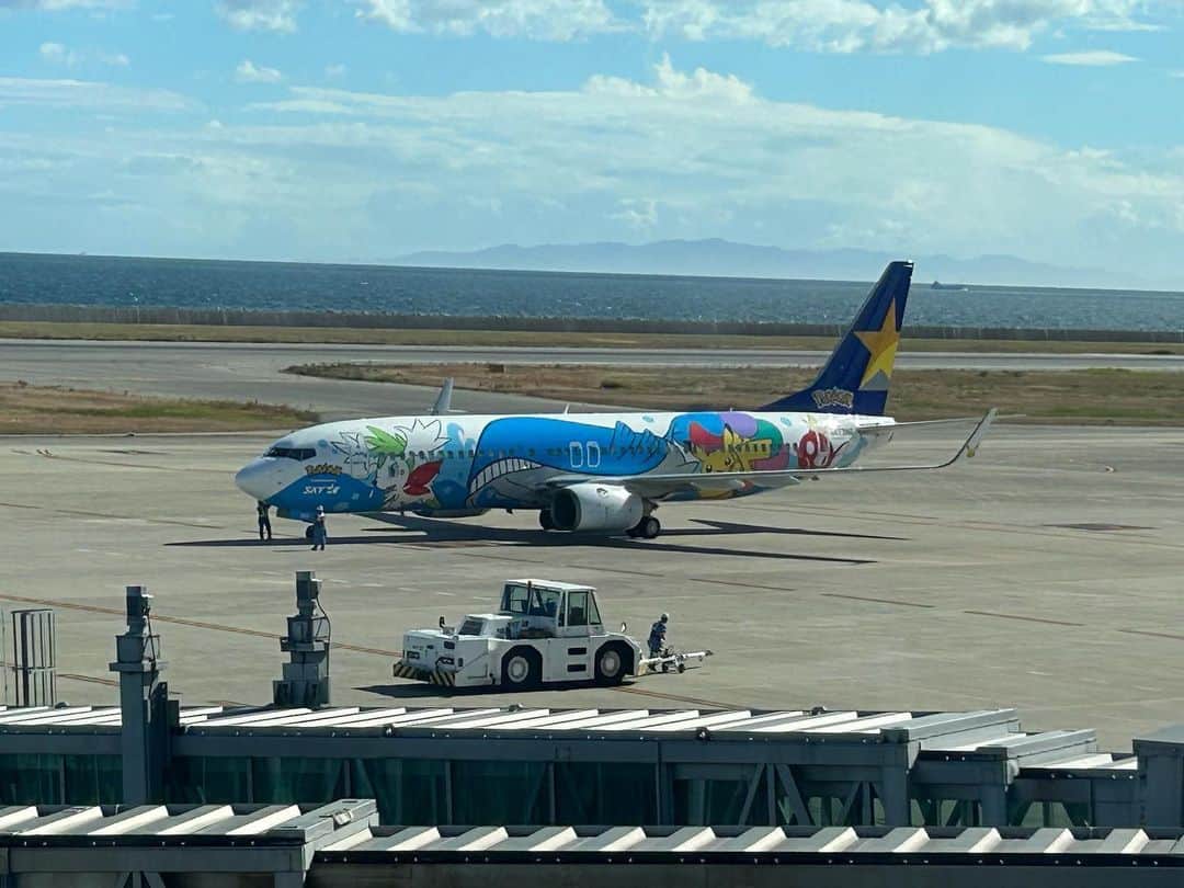 Rinanaさんのインスタグラム写真 - (RinanaInstagram)「ひろーーーい空や地平線を見ると、ちっぽけな自分が出来る事まだまだあるなと思えますな。  #卯内里奈　#actress #空港」8月10日 17時25分 - unairina0512