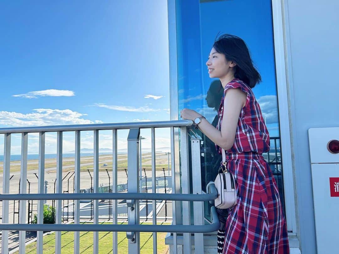 Rinanaさんのインスタグラム写真 - (RinanaInstagram)「ひろーーーい空や地平線を見ると、ちっぽけな自分が出来る事まだまだあるなと思えますな。  #卯内里奈　#actress #空港」8月10日 17時25分 - unairina0512