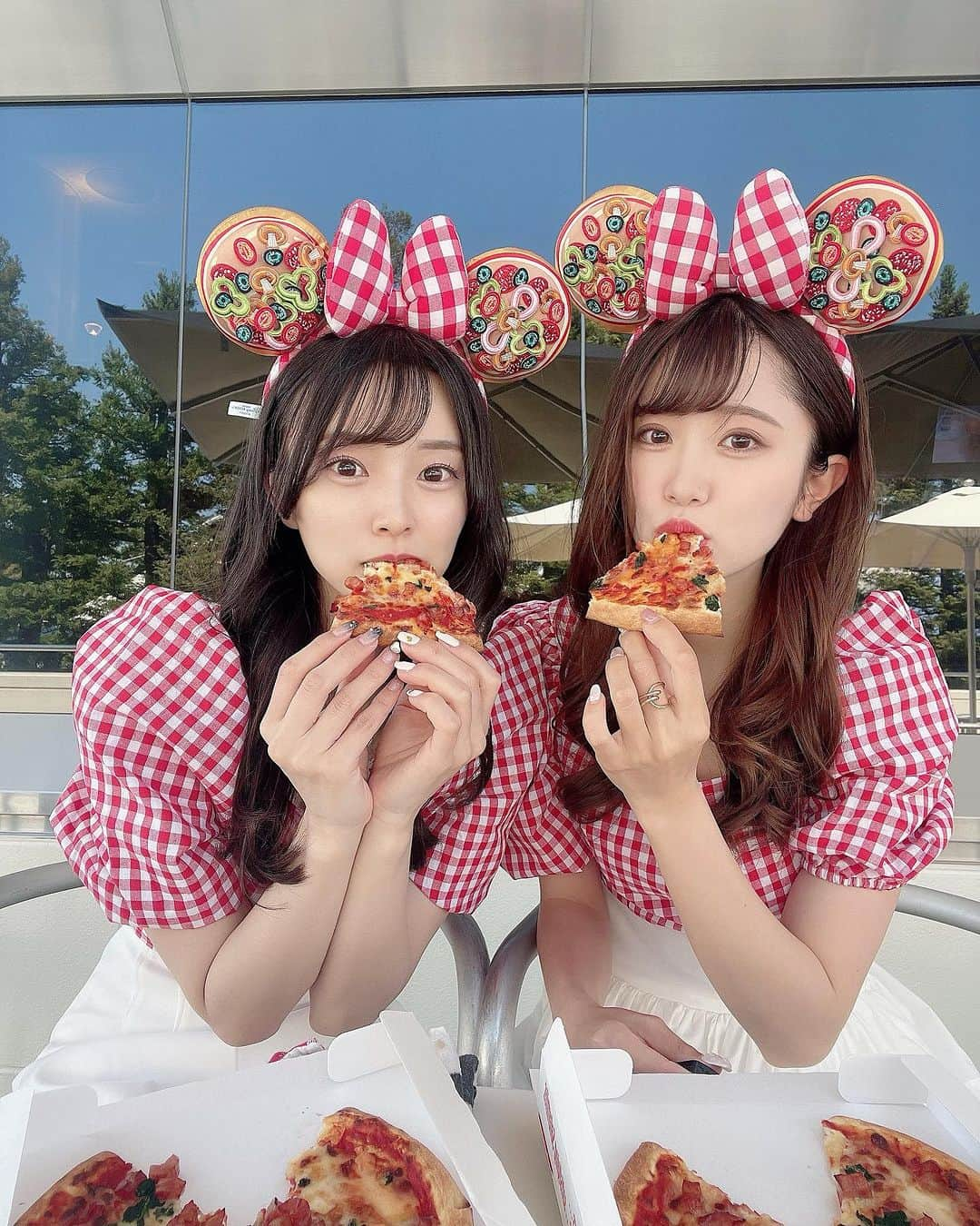 水澤彩佳さんのインスタグラム写真 - (水澤彩佳Instagram)「⁡ ⁡ pizza🍕 ⁡ ⁡ ⁡ 赤ギンガムかわいい〜🍒♡ ディズニーならではのぽっぷなコーデ！ トップスはSHEINです、、！ ⁡ 最近暑くてディズニー行けてない；； 少しの前の写真載せさせて〜🥱 ⁡ ⁡ ⁡ ⁡ ⁡ ⁡  #東京ディズニーランド  #tokyodisneyland  #tokyodisneyresort  #ディズニーコーデ  #ディズニーランド  #ディズニーフード  #ディズニーフォトスポット  #ディズニーカチューシャ #パンギャラクティックピザポート #ミッキーコーデ #Tシャツコーデ #SHEIN #シーイン #ディズニーおそろコーデ  #シミラールックディズニー  #シーインコーデ  #シーイン購入品 #シミラールック  #かなずん」8月10日 17時25分 - m_i_zun