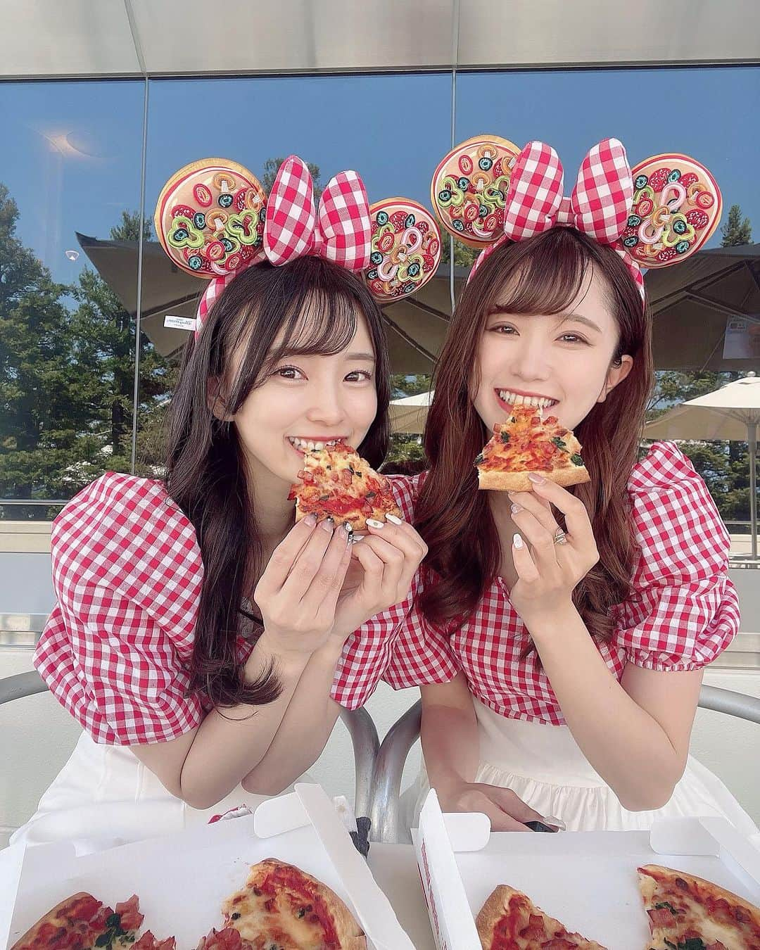 水澤彩佳さんのインスタグラム写真 - (水澤彩佳Instagram)「⁡ ⁡ pizza🍕 ⁡ ⁡ ⁡ 赤ギンガムかわいい〜🍒♡ ディズニーならではのぽっぷなコーデ！ トップスはSHEINです、、！ ⁡ 最近暑くてディズニー行けてない；； 少しの前の写真載せさせて〜🥱 ⁡ ⁡ ⁡ ⁡ ⁡ ⁡  #東京ディズニーランド  #tokyodisneyland  #tokyodisneyresort  #ディズニーコーデ  #ディズニーランド  #ディズニーフード  #ディズニーフォトスポット  #ディズニーカチューシャ #パンギャラクティックピザポート #ミッキーコーデ #Tシャツコーデ #SHEIN #シーイン #ディズニーおそろコーデ  #シミラールックディズニー  #シーインコーデ  #シーイン購入品 #シミラールック  #かなずん」8月10日 17時25分 - m_i_zun