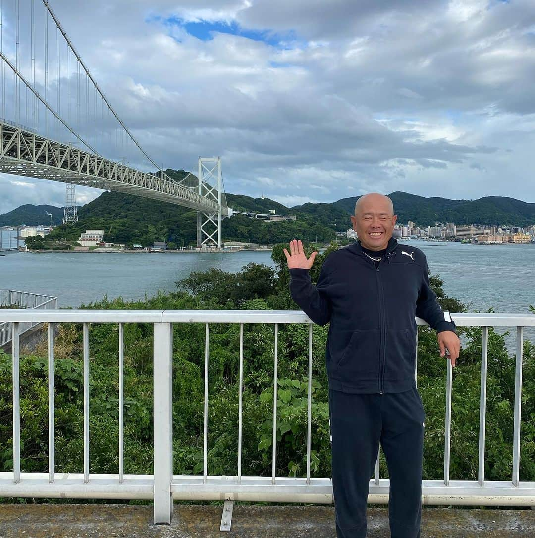 小田幸平のインスタグラム：「今日も台風の影響☔️で広島カープ戦中止。 大野室内練習場で練習後⚾️バスで久留米4時間30分移動🚌 途中壇之浦PAでトイレ休憩🚽 関門橋とパシャ（撮影近藤マネージャー） あと2時間🚌 行って来ま〜す 炊飯器じゃ〜👋 #中日#ドラゴンズ#広島カープ#ソフトバンクホークス#関門橋#山口県#福岡県#台風#久留米#はげch#バス移動」