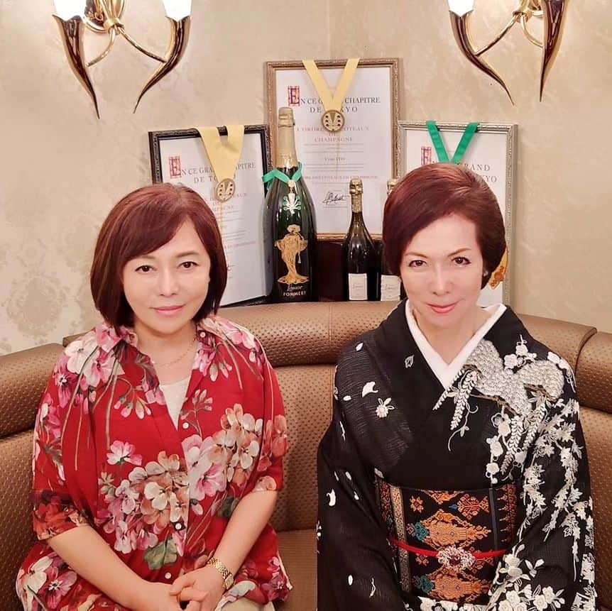 有本香さんのインスタグラム写真 - (有本香Instagram)「銀座で由美ママと久しぶりに。某メディアのご依頼でママと対談しました。猛女対談よね。」8月10日 17時26分 - arimotokaori