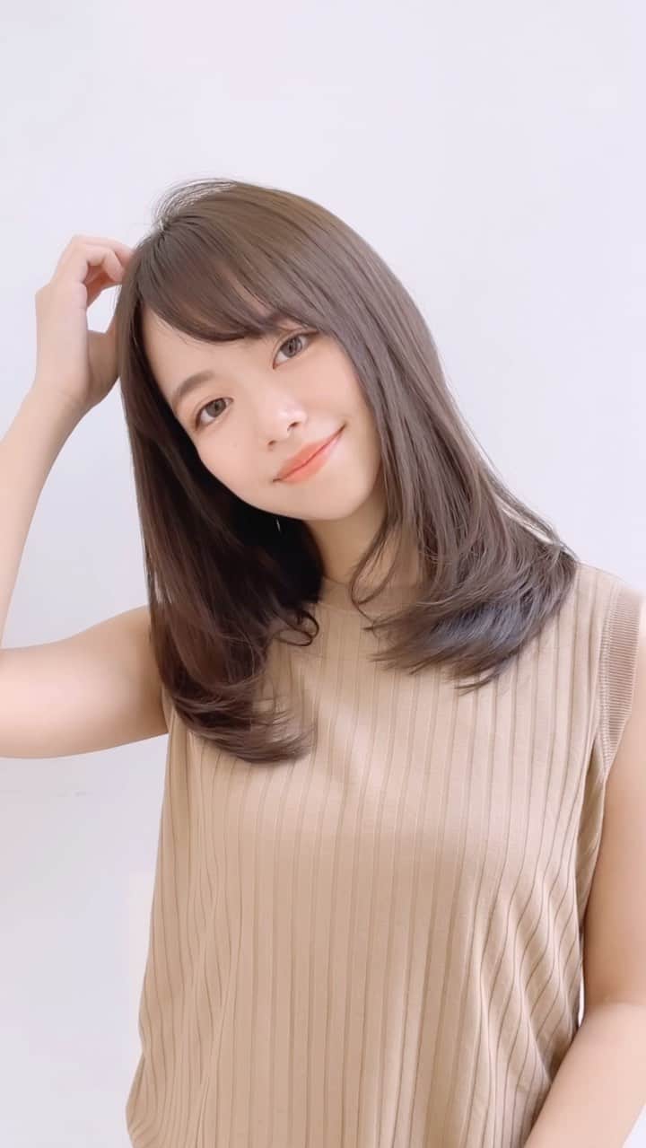 上遠野裕樹のインスタグラム：「ストレートのミディアムヘア 艶髪内巻きスタイル✨オーダーのご参考に！ . 巻き髪がキレイ出る#レイヤーカット に#シースルーバング を合わせたフェミニンなスタイルです！大人ヘアにぴったり♪ . 理想な髪型になるようにデザインさせていただきます！ . . ☑︎毎日なんかキマらない ☑︎かわいい髪型にしたい ☑︎艶が欲しい ☑︎キレイに伸ばしたい ☑︎前のカットで失敗された . 1つでも当てはまる方はご相談ください！ ． 自信をもってキレイにサラサラにします。 . ご予約はプロフィールURLからホットペッパー、またはインスタに直接DMでお受けしてます。 . 誰もが持つ髪のお悩み。一緒に解決していけたらと思います。全力でキレイにさせていただきます。 . Agnos青山  03-5469-3344 東京都南青山5-11-10南青山511ビル3F -—————————  #ミディアム #ミディアムスタイル #大人ミディアム #大人ヘア #ミディアムヘア #ミディアムヘアカタログ #ミディアムレイヤー #ワンカール  #レイヤー #オフィスヘア  #似合わせカット #似合わせ #顔まわりカット  #ひし形シルエット #大人かわいい  #小顔カット #ヘアカタログ #モテ髪 #顔まわりレイヤー  #カット #ストレート #ストレートヘア　 #20代ヘアスタイル #30代ヘアスタイル #40代ヘアスタイル  #50代ヘアスタイル #青山美容室 #表参道美容室」