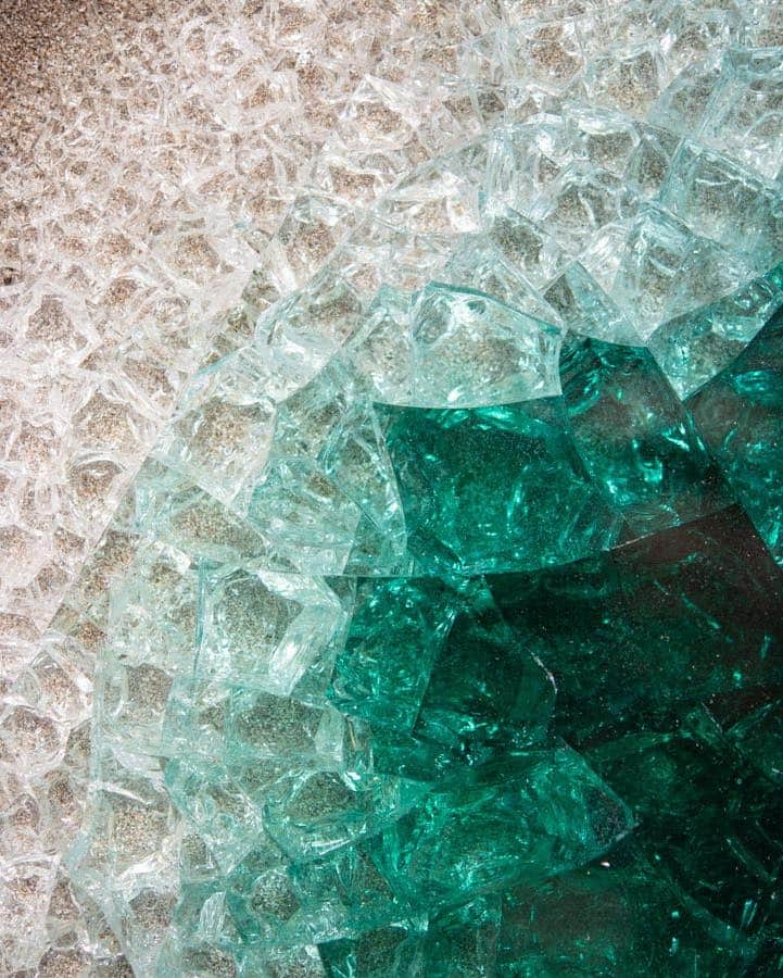 IDÉE／イデーさんのインスタグラム写真 - (IDÉE／イデーInstagram)「美しい水滴のようなレリーフ作品は、セラミックとガラスを組み合わせたもの。ガラスの繊細なグラデーションに思わず見入ってしまいます。  この作品は、季節によって様々な色を見せるフィンランドの小さな湖からインスぴレーションを受けているそう。フィンランドで活動するArni Aromaa （アルニ・アロマア） @artworksarniaromaa による作品です。  彼は自身の制作について「素材の実験をしているイメージ」と語ります。セラミックとガラス。異なる素材の境界線を探りながら生み出される作品にどうぞ触れてみてください。インタビューの全貌はIDÉE SHOP Onlineからチェック。   お取り扱い店舗｜IDÉE SHOP 自由が丘、IDÉE SHOP 六本木、IDÉE SHOP Online  ────── Scandinavian Craftsmen 北欧のヴィンテージデザインとクラブテッドモダン   期間｜2023年7月14日（金）～9月4日（月）     #IDÉE #IDÉESHOP #idee #ideeshop #イデーショップ #イデー #interior #scandinavian #scandinaviancraftsmen」8月10日 17時30分 - lifewithidee